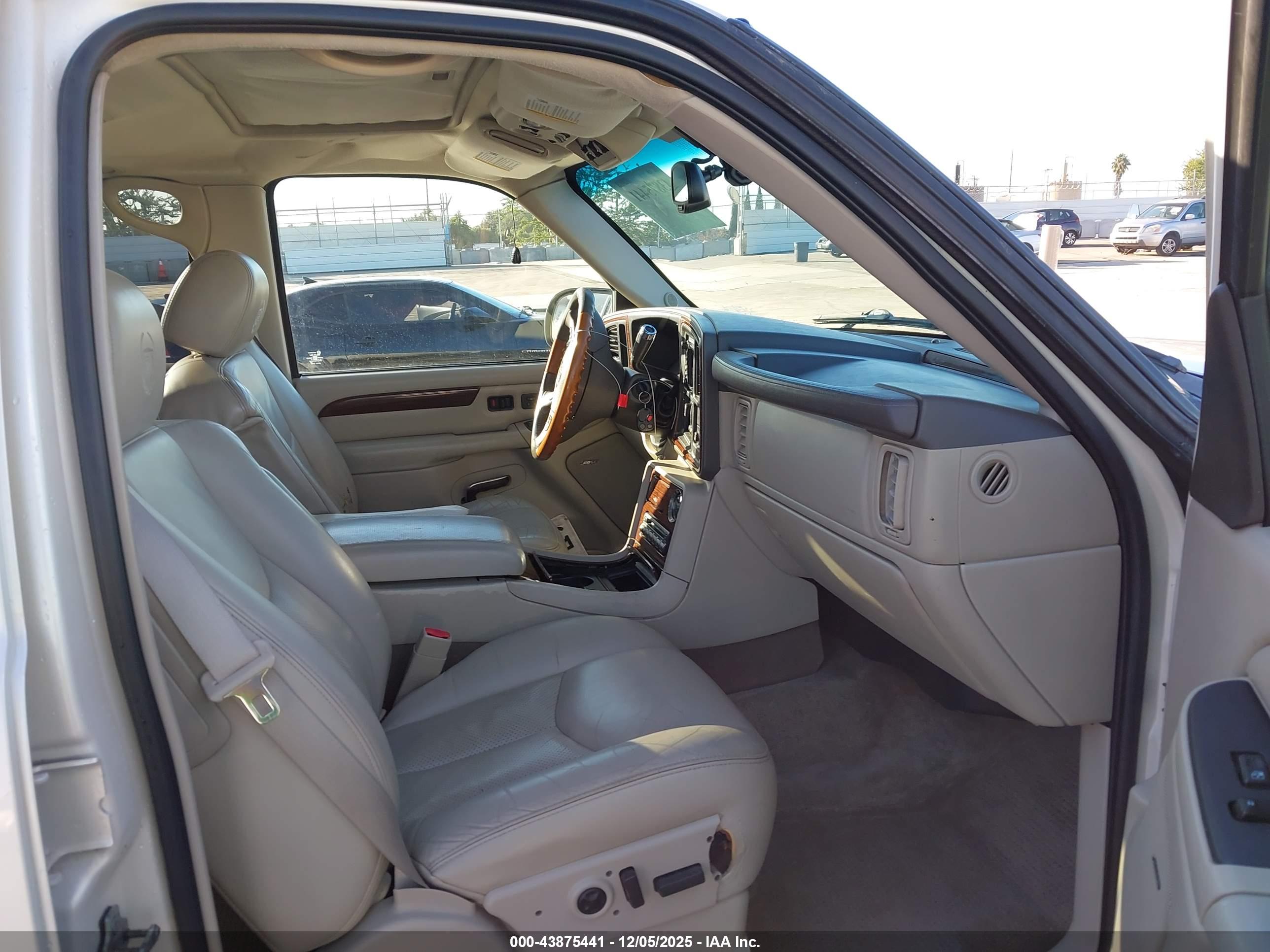 CADILLAC ESCALADE image 5