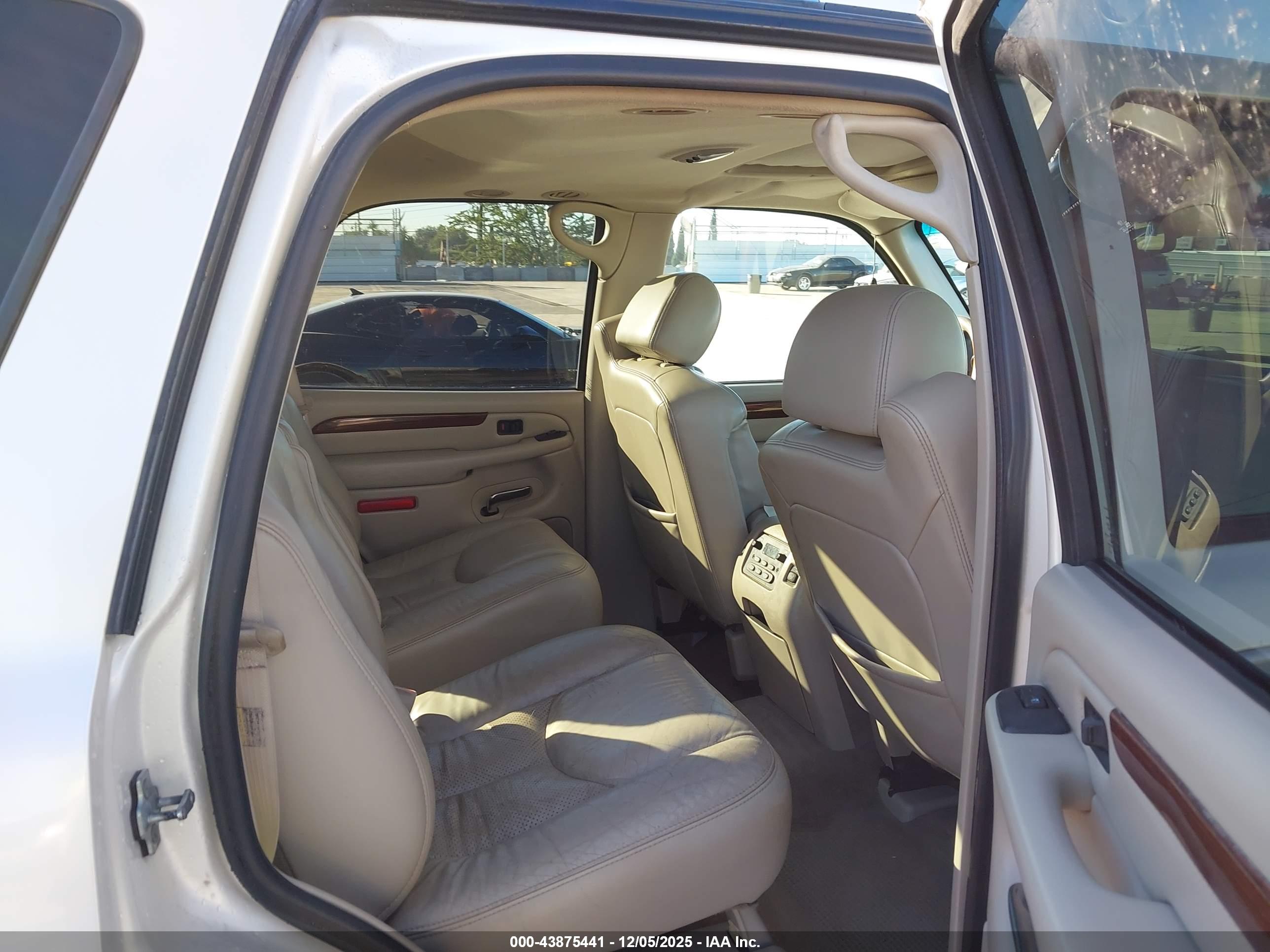 CADILLAC ESCALADE image 8