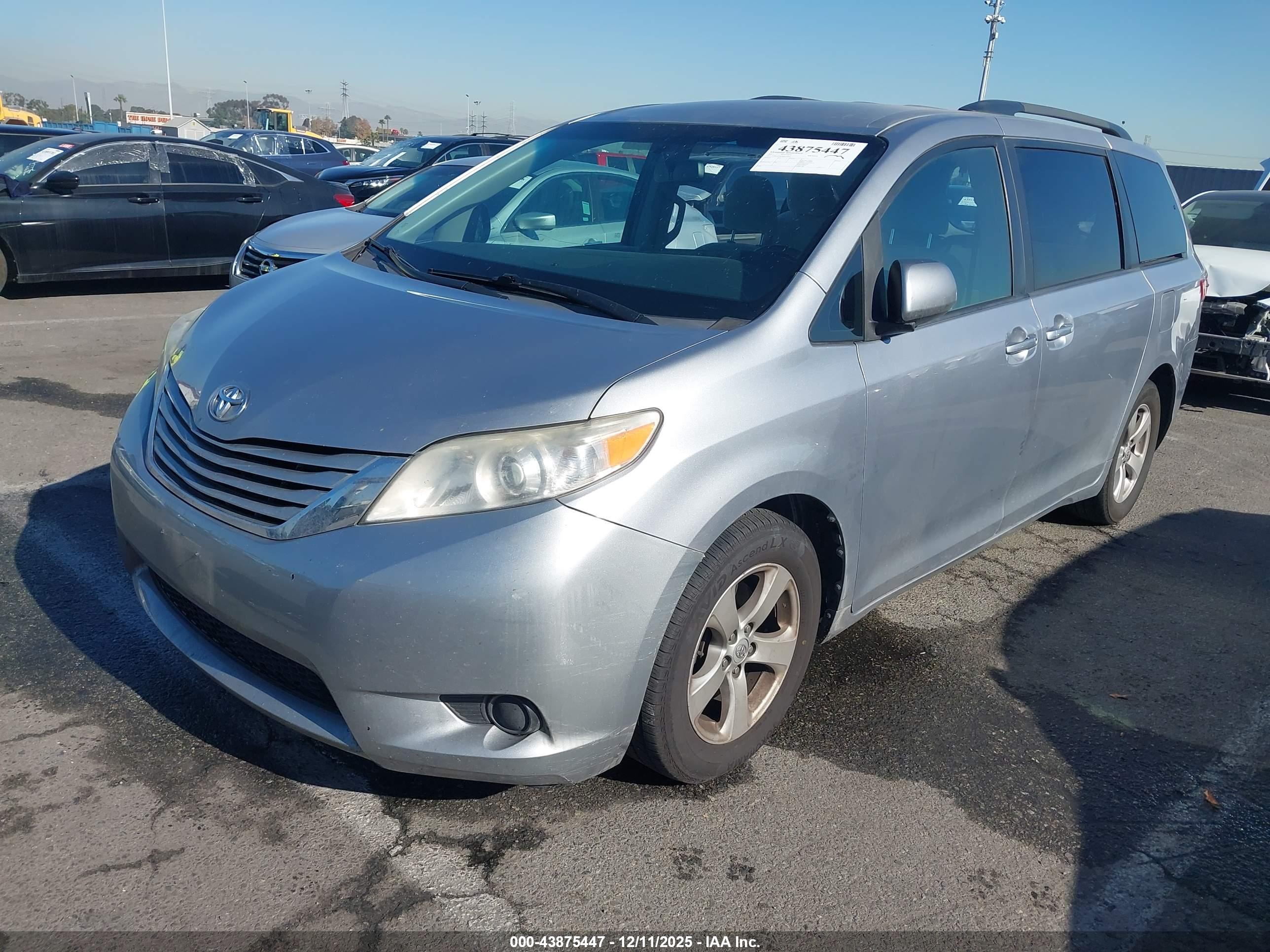 TOYOTA SIENNA image 2