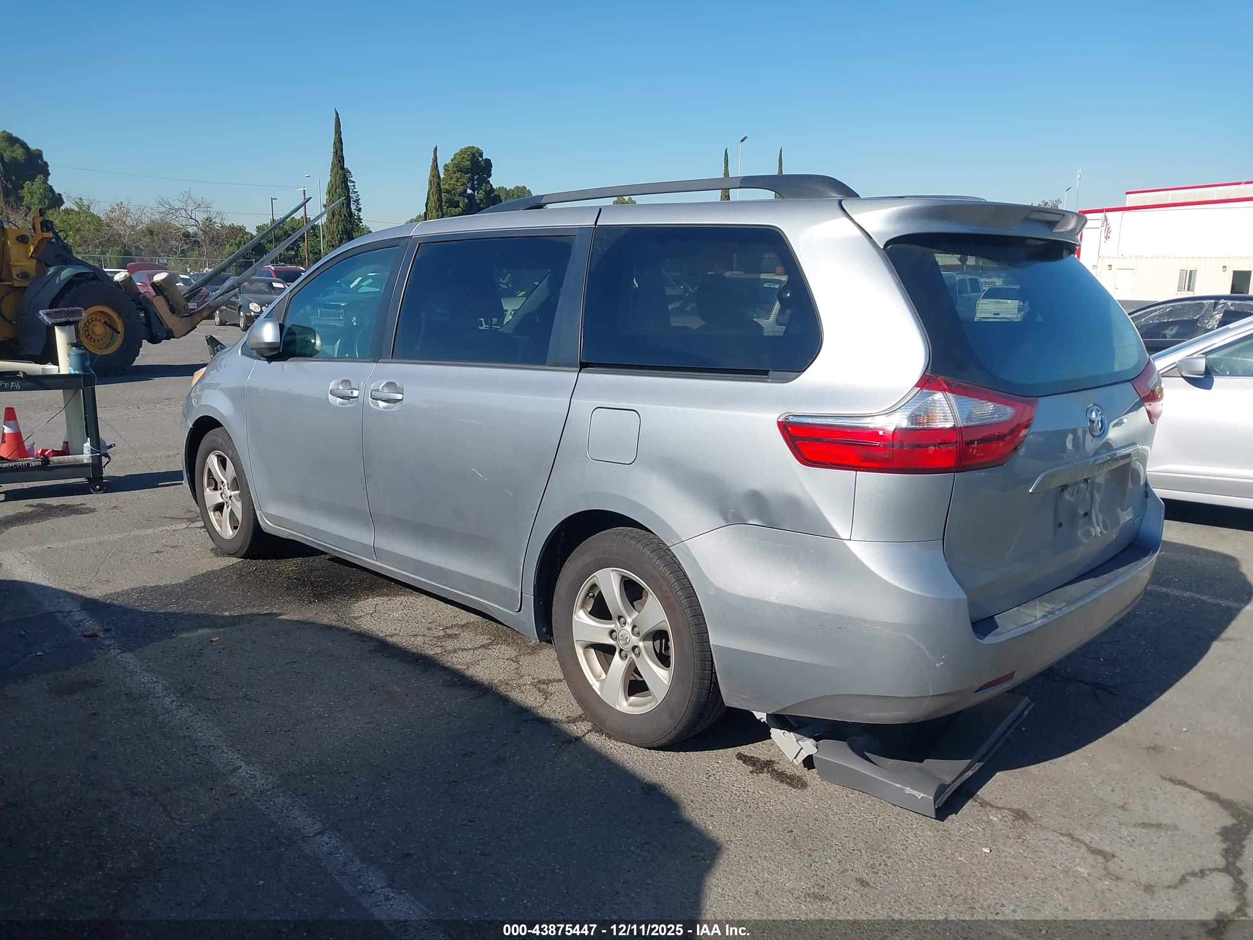 TOYOTA SIENNA image 3
