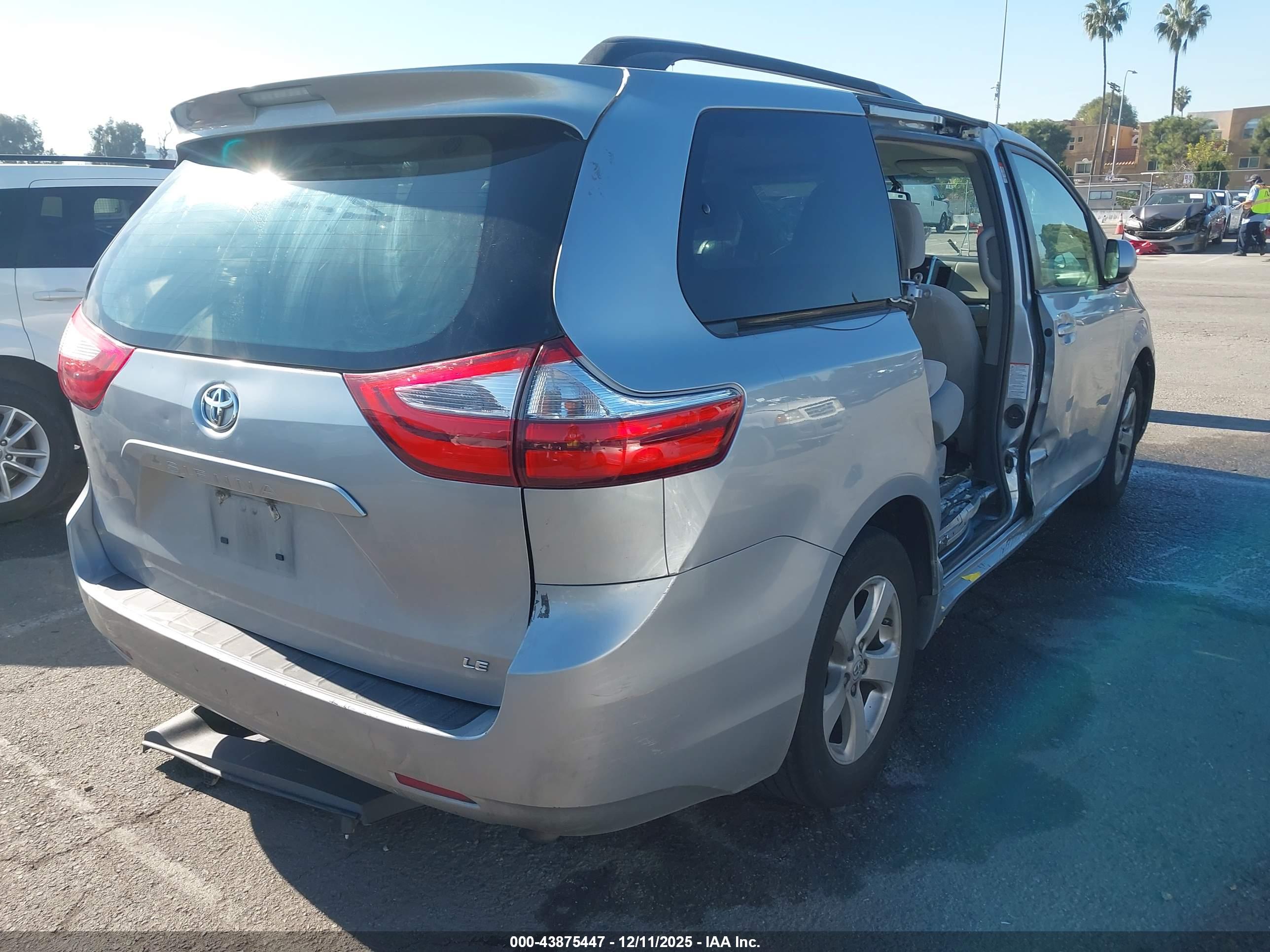 TOYOTA SIENNA image 4