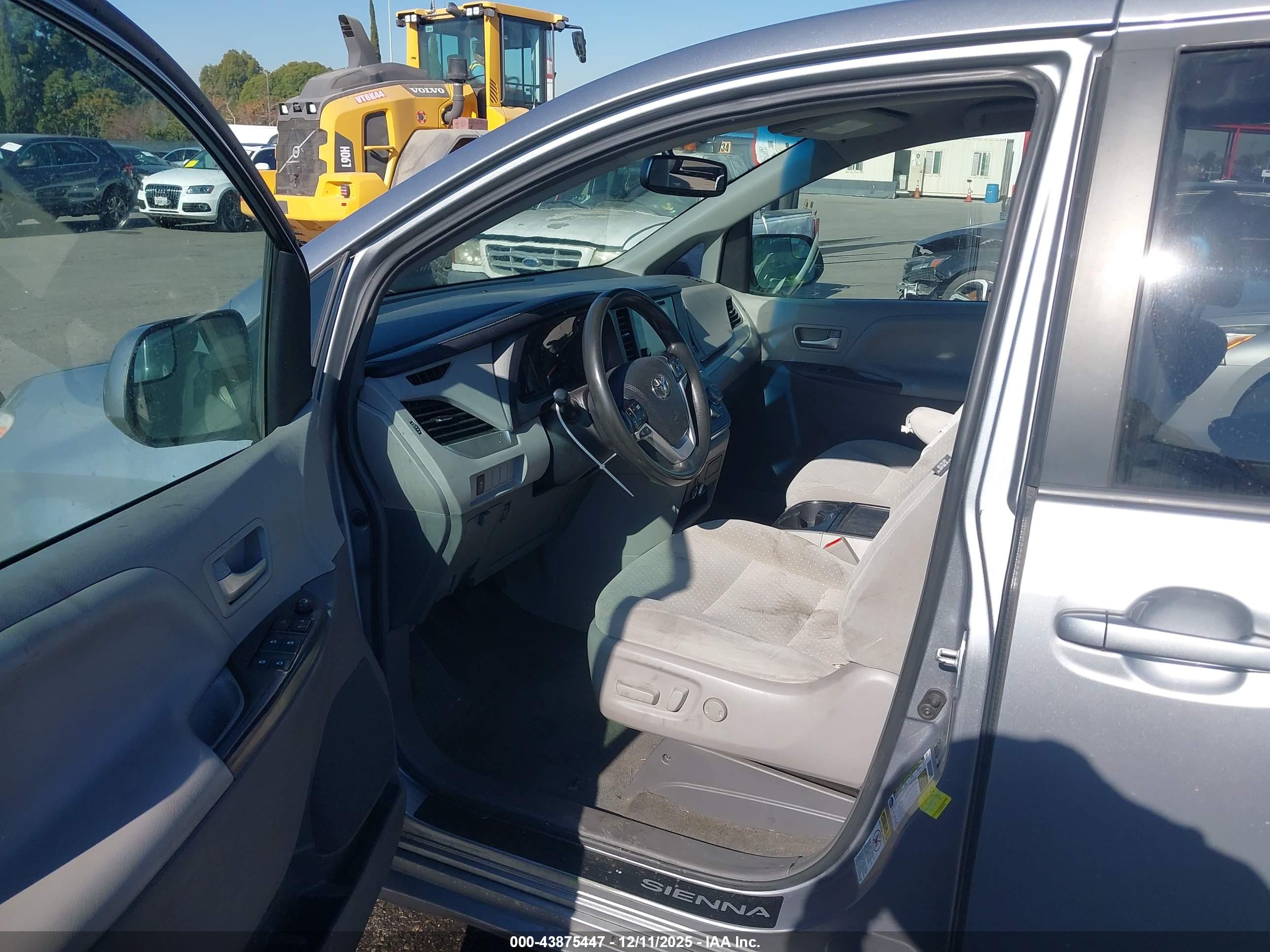 TOYOTA SIENNA image 5