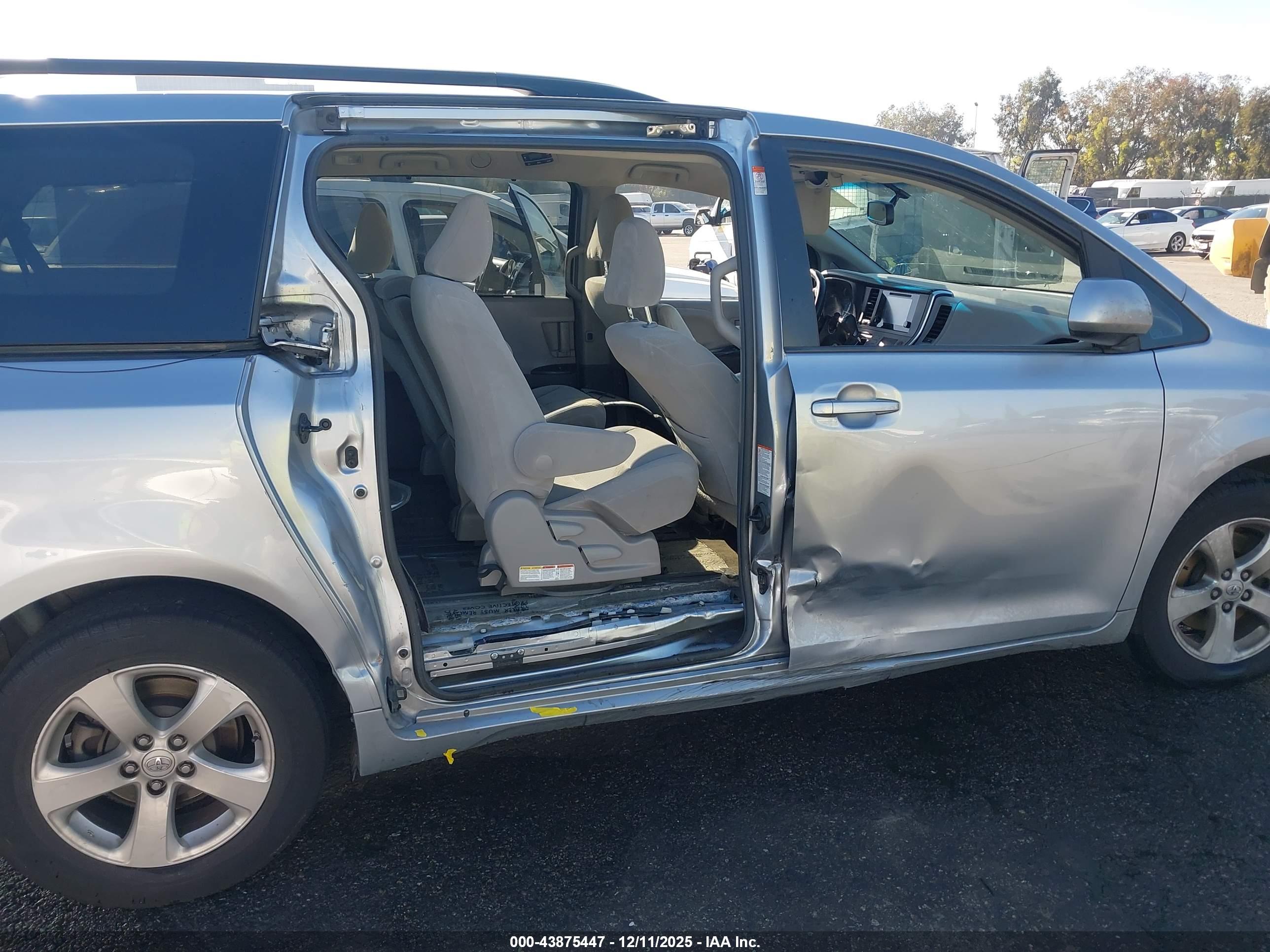 TOYOTA SIENNA image 6
