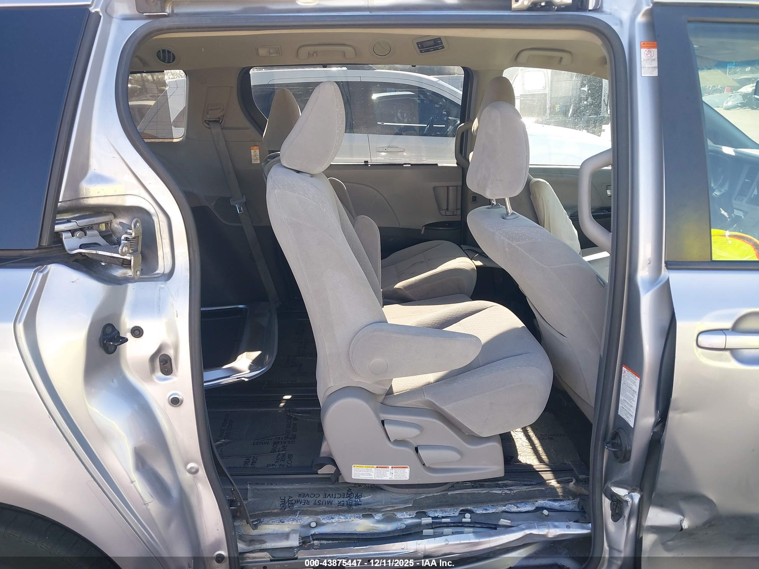 TOYOTA SIENNA image 8