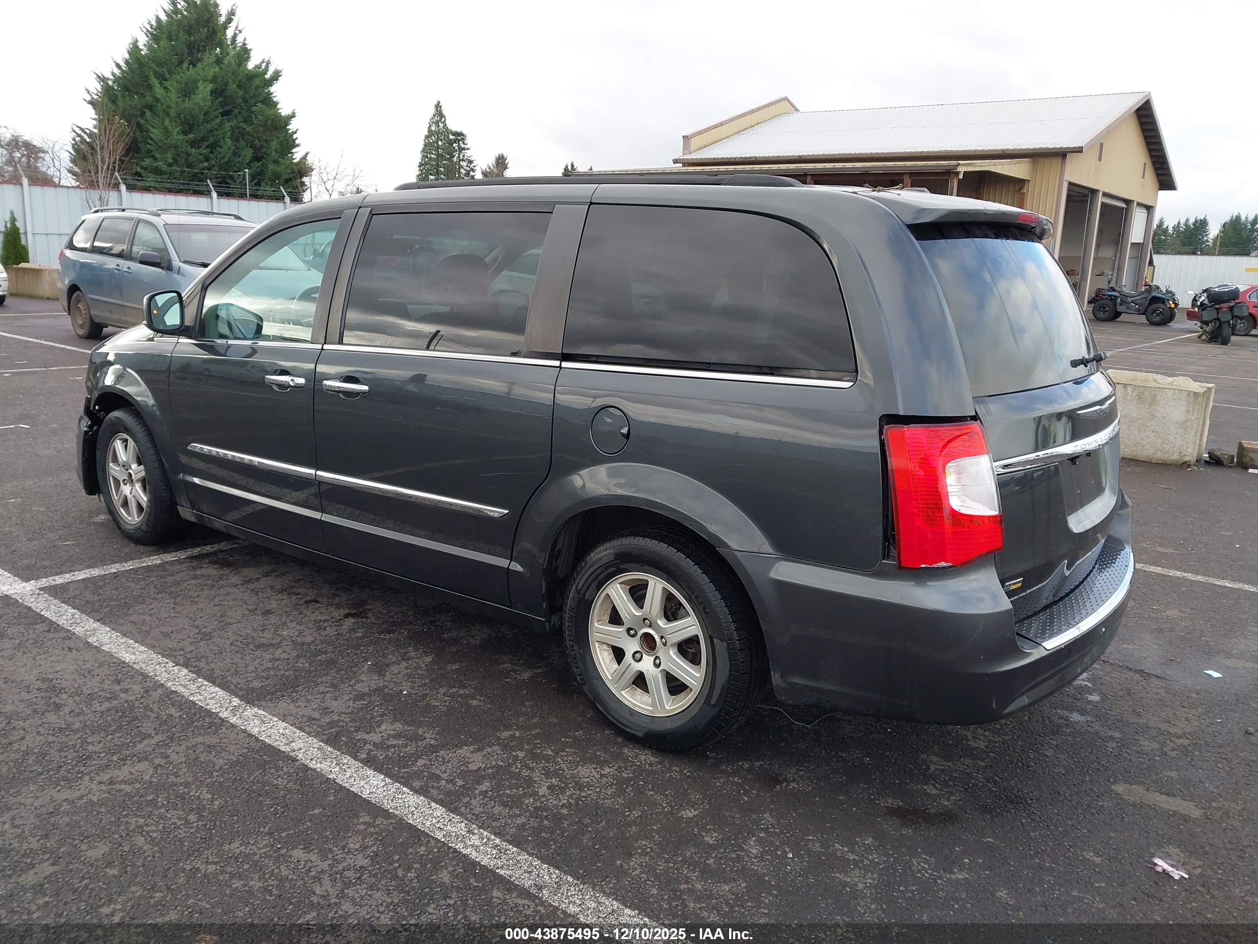 CHRYSLER TOWN image 3