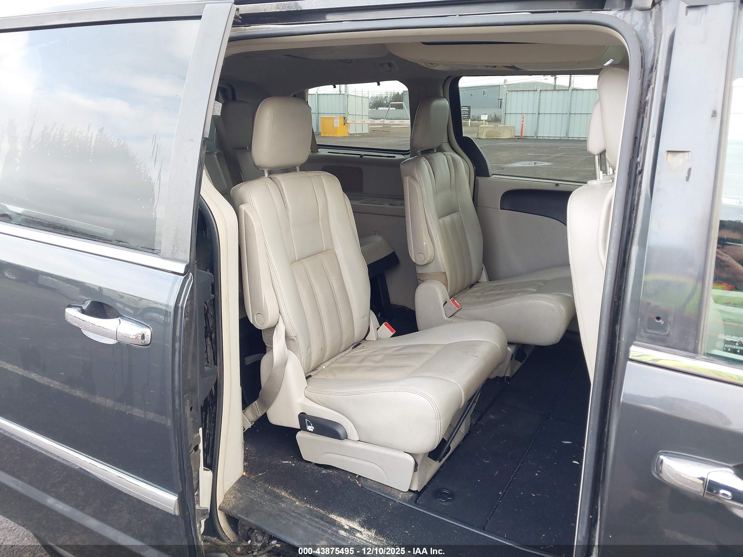 CHRYSLER TOWN image 8