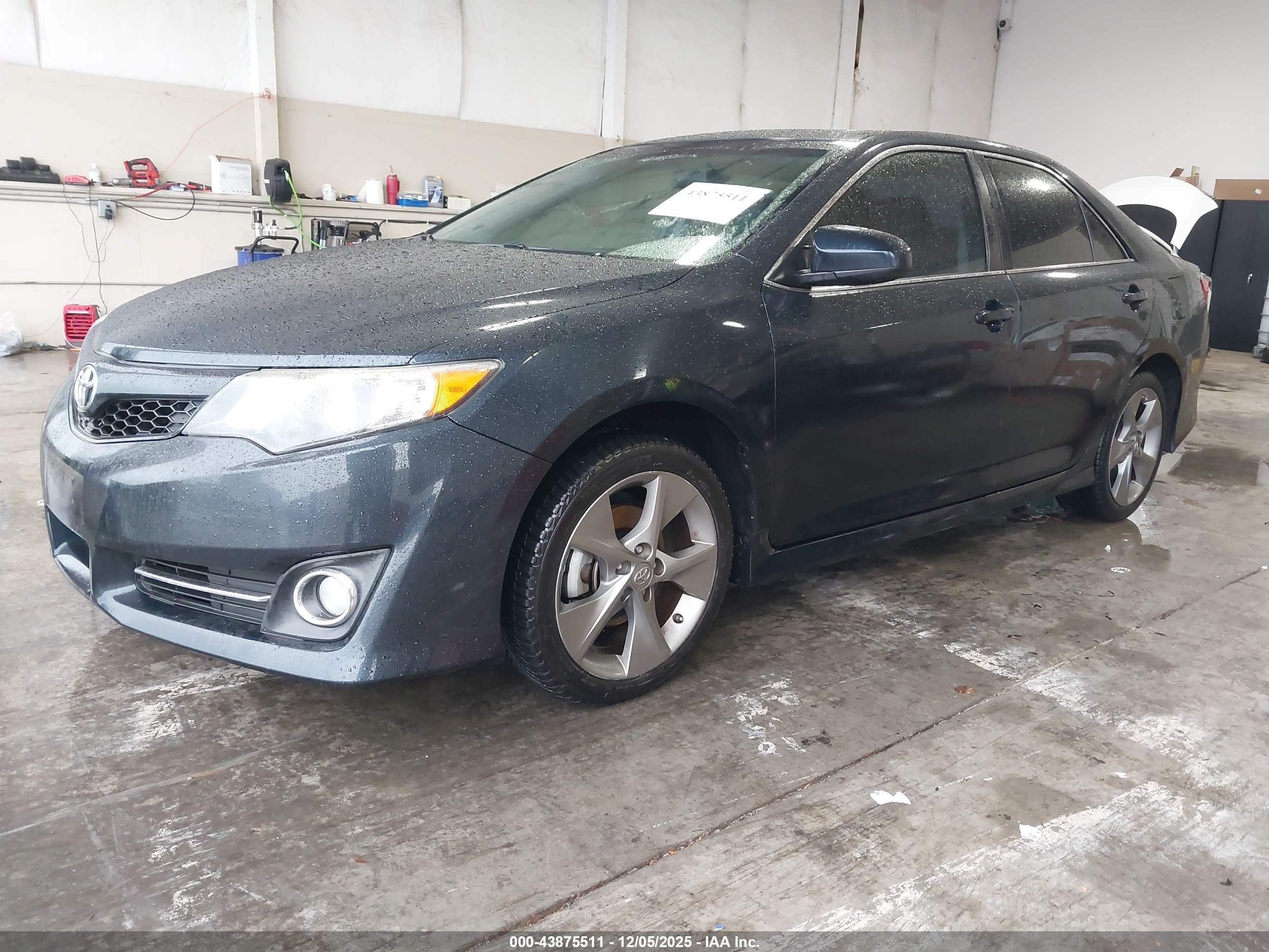 TOYOTA CAMRY image 2