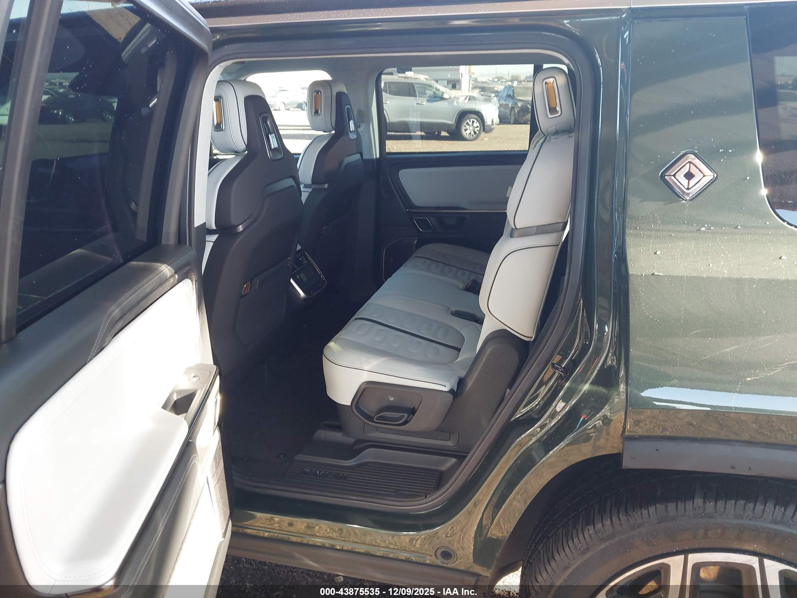 RIVIAN R1S image 8