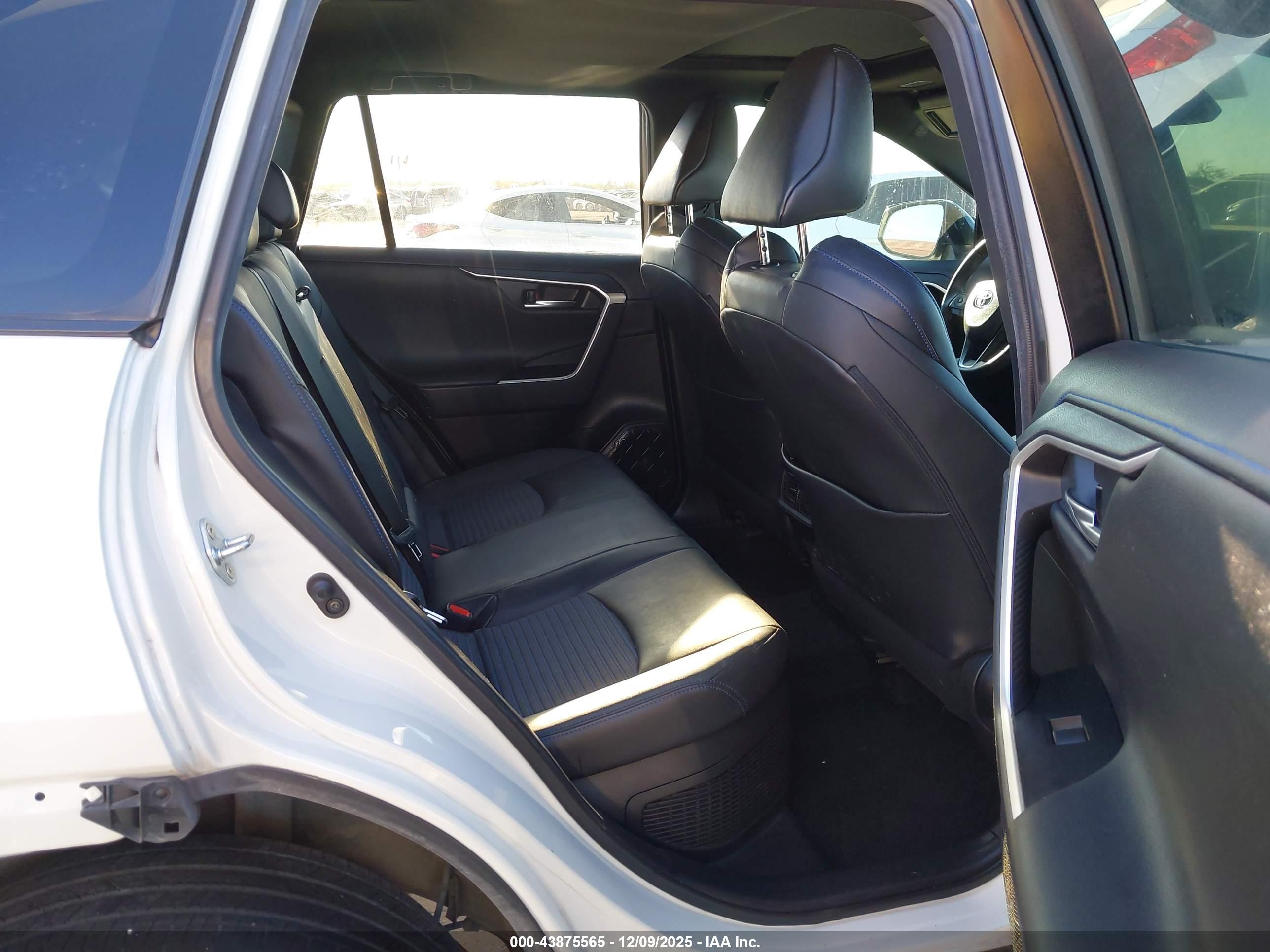 TOYOTA RAV4 image 8