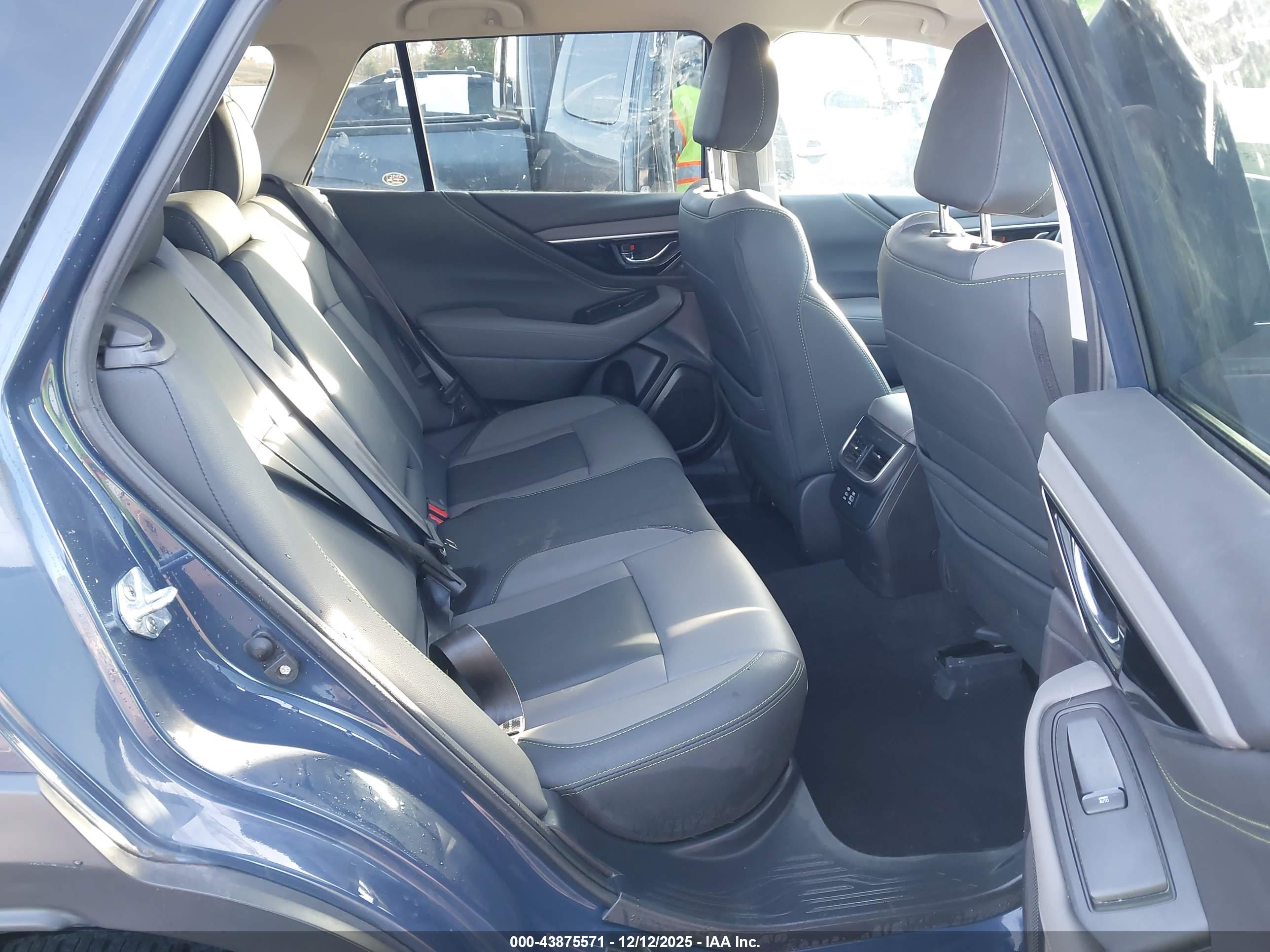 SUBARU OUTBACK image 8