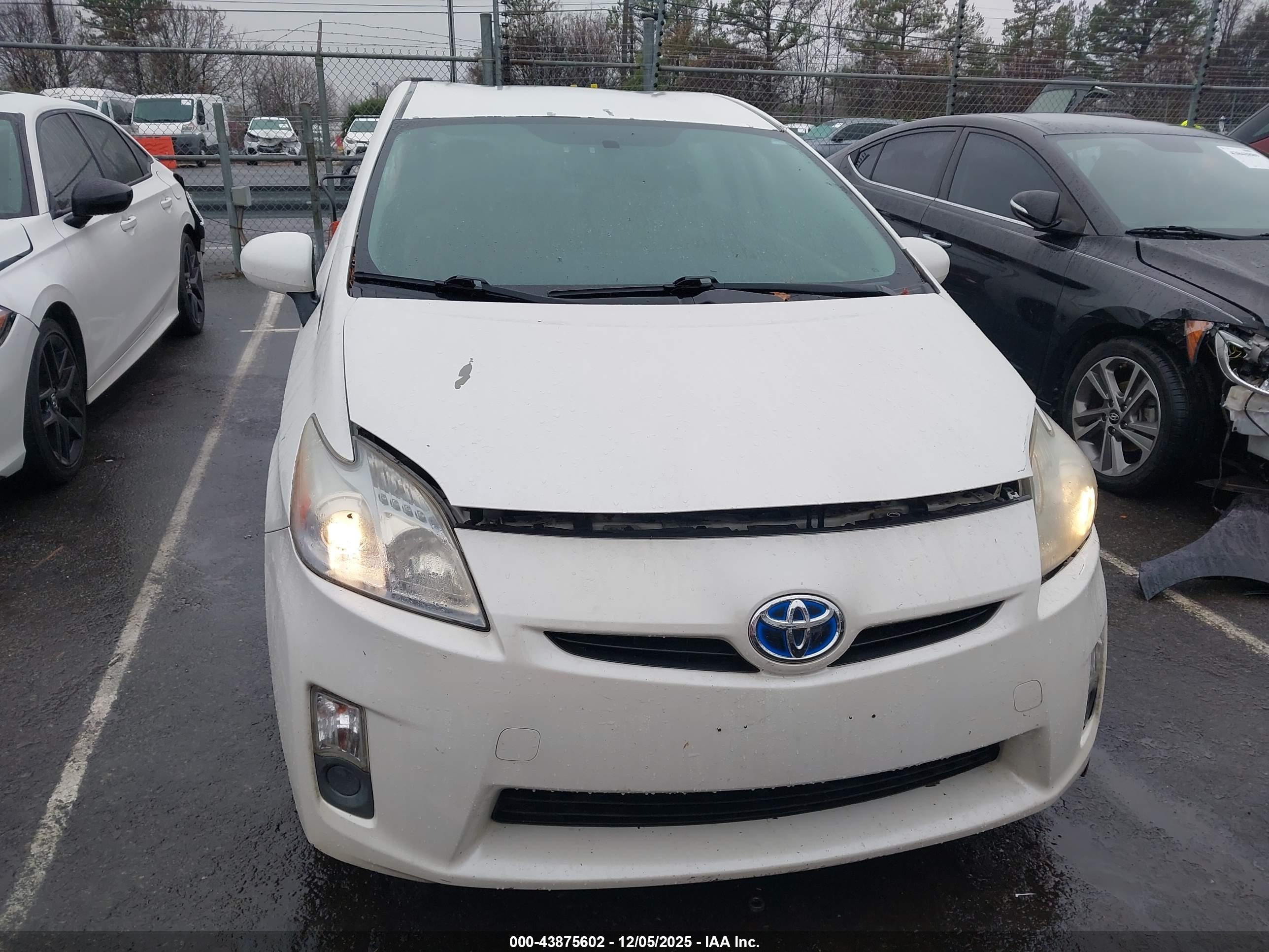 TOYOTA PRIUS image 6