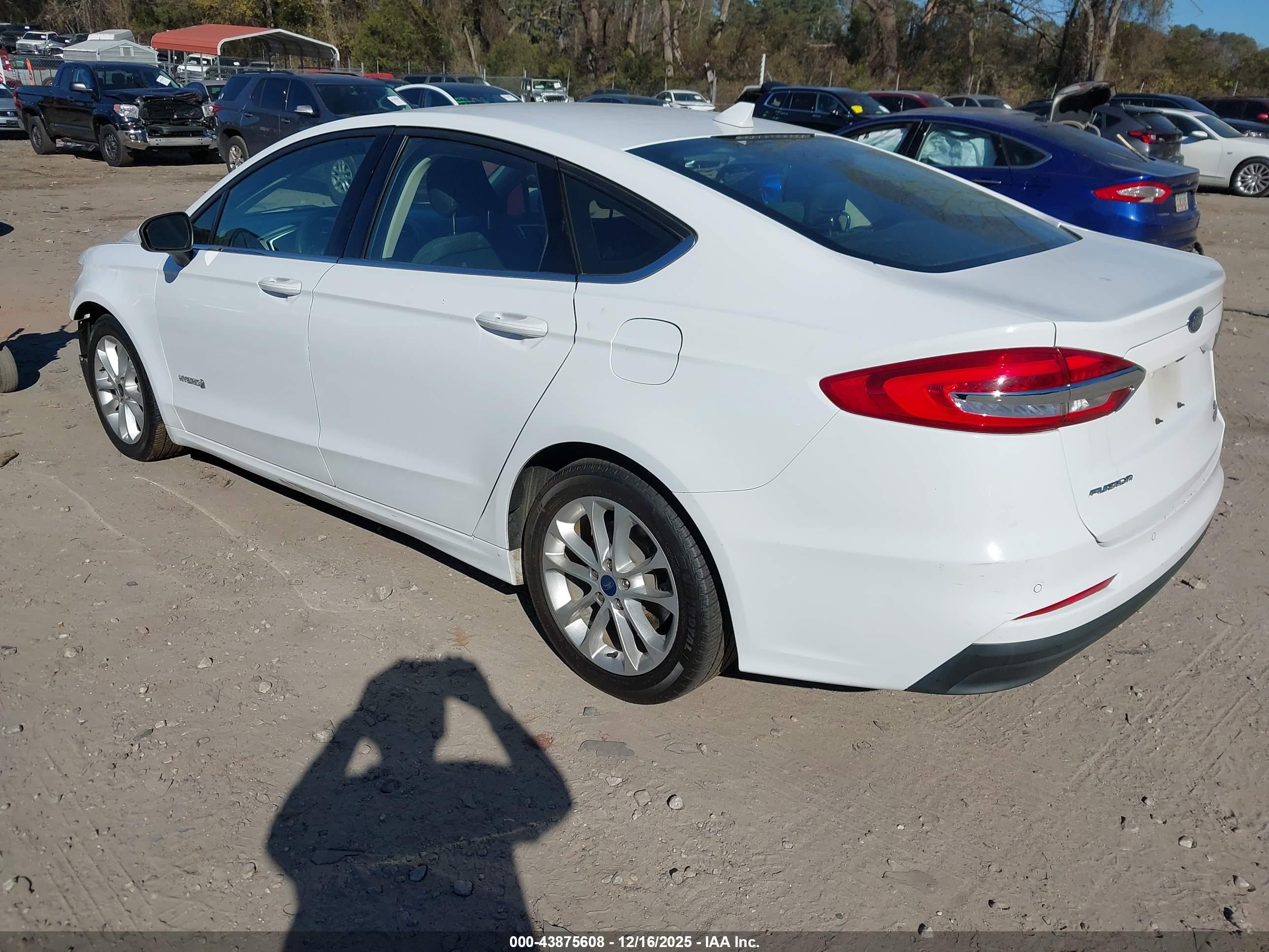 FORD FUSION image 3