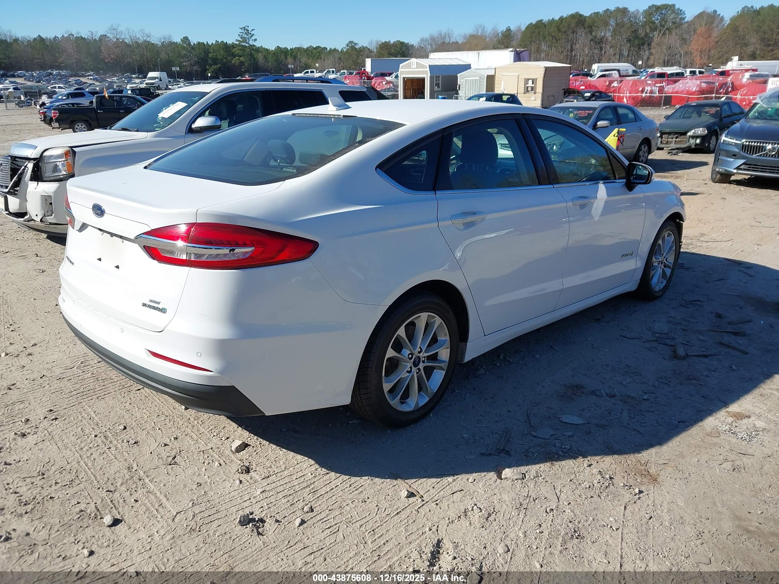 FORD FUSION image 4