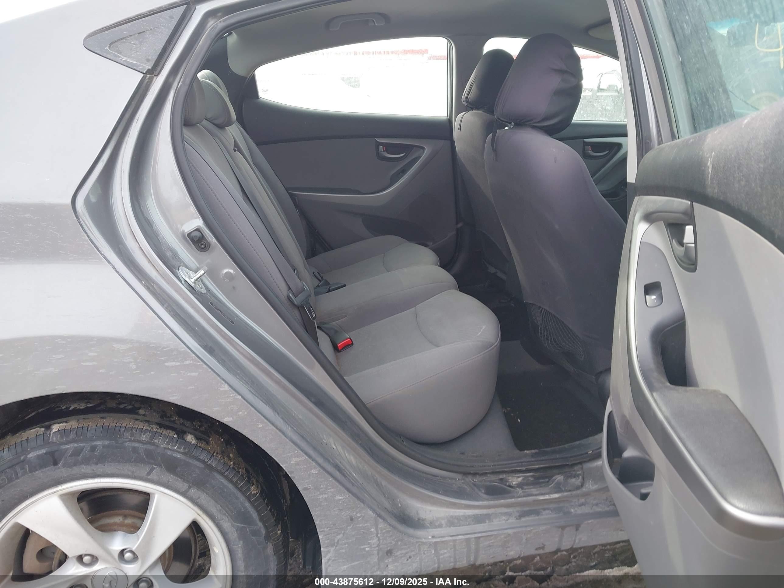HYUNDAI ELANTRA image 8