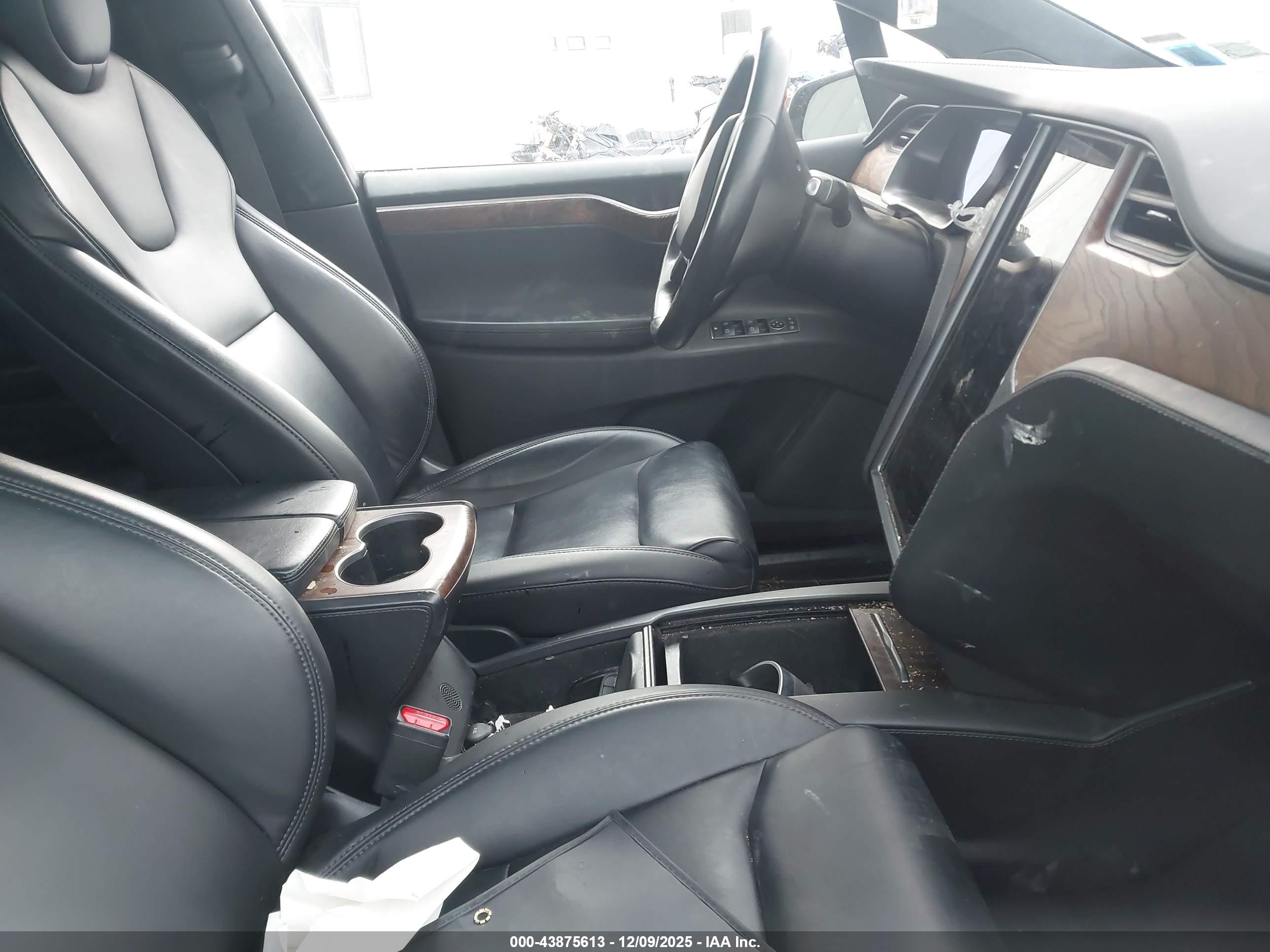 TESLA MODEL image 5