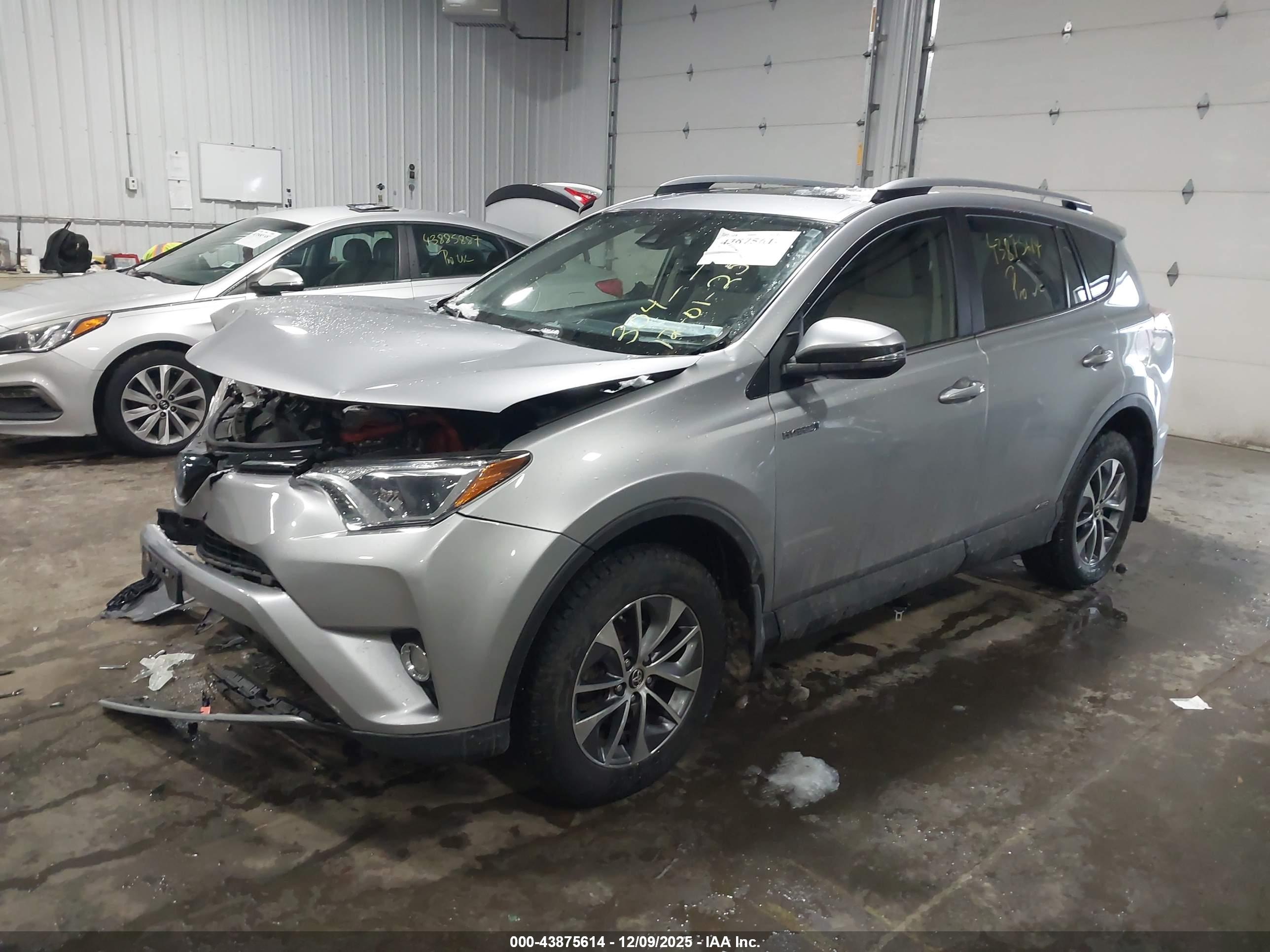 TOYOTA RAV4 image 2