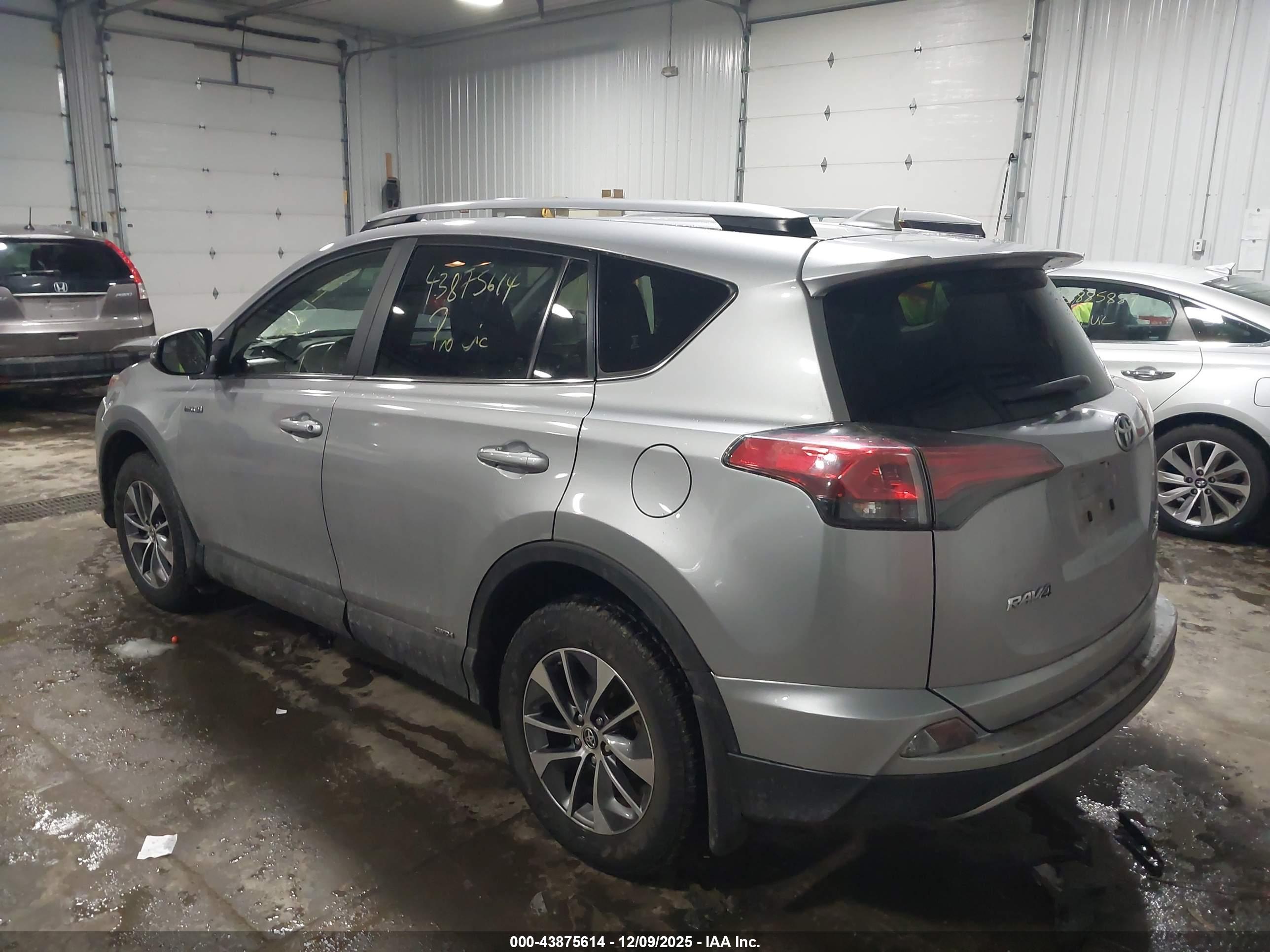TOYOTA RAV4 image 3
