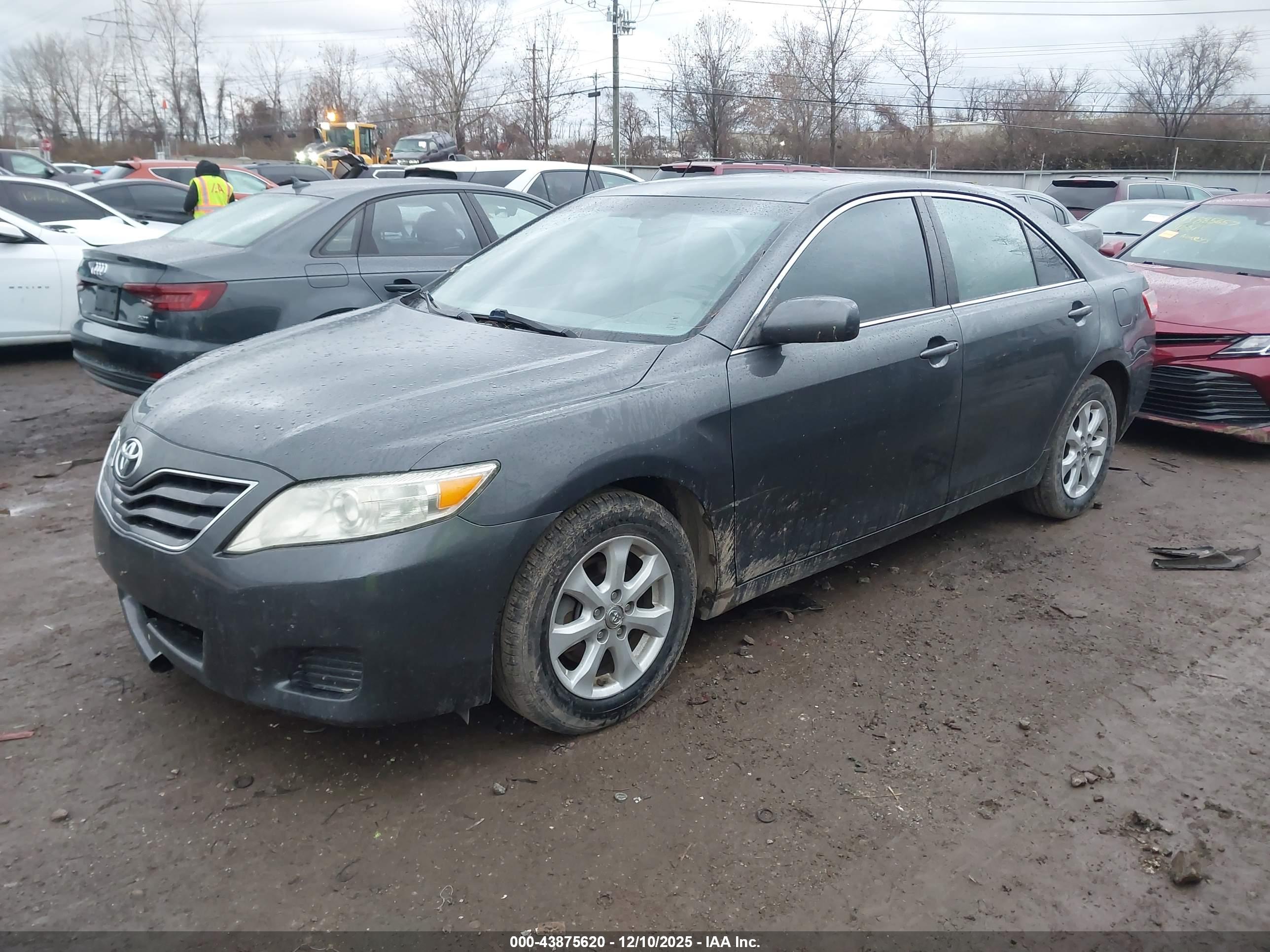 TOYOTA CAMRY image 2