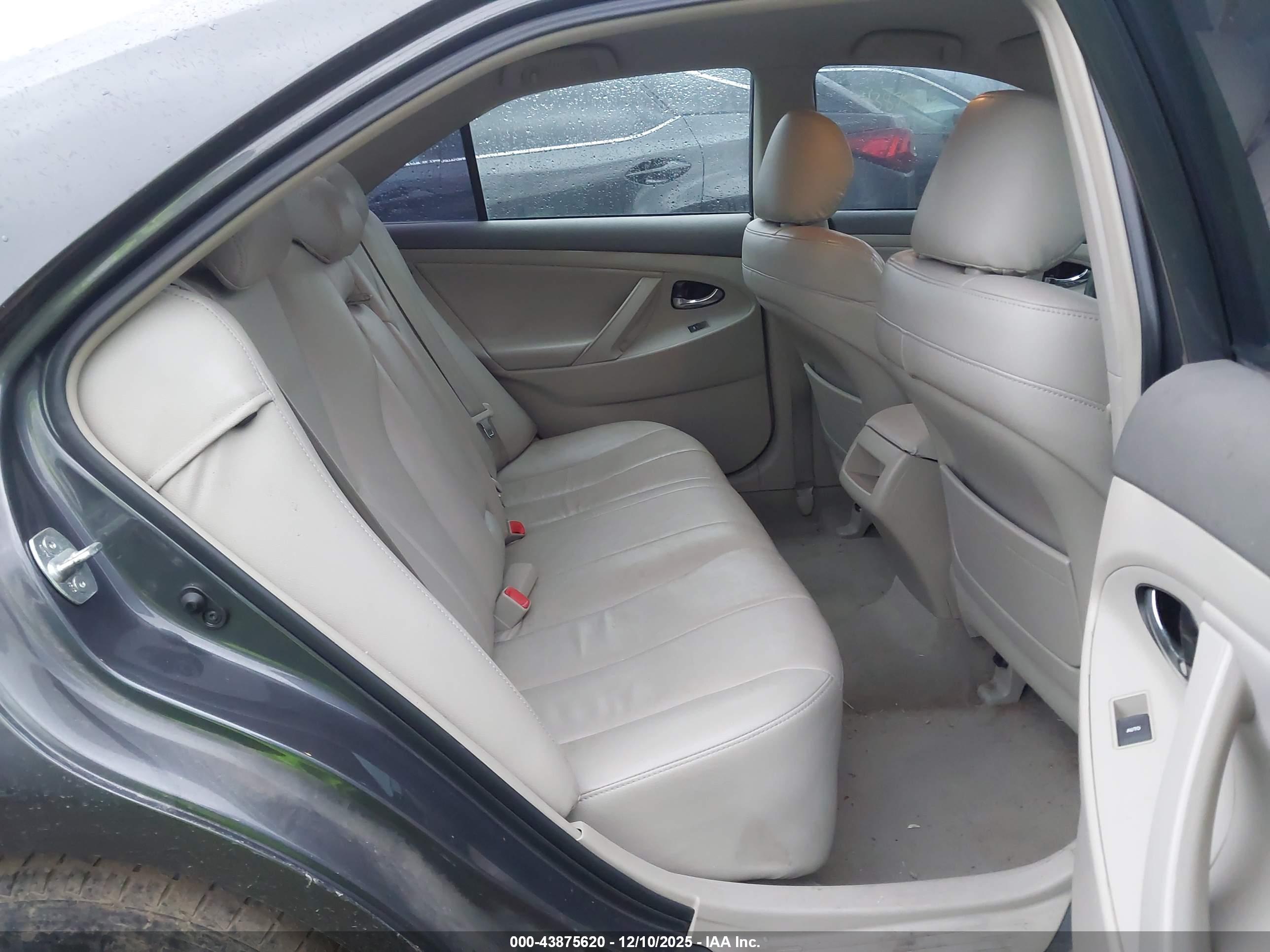 TOYOTA CAMRY image 8