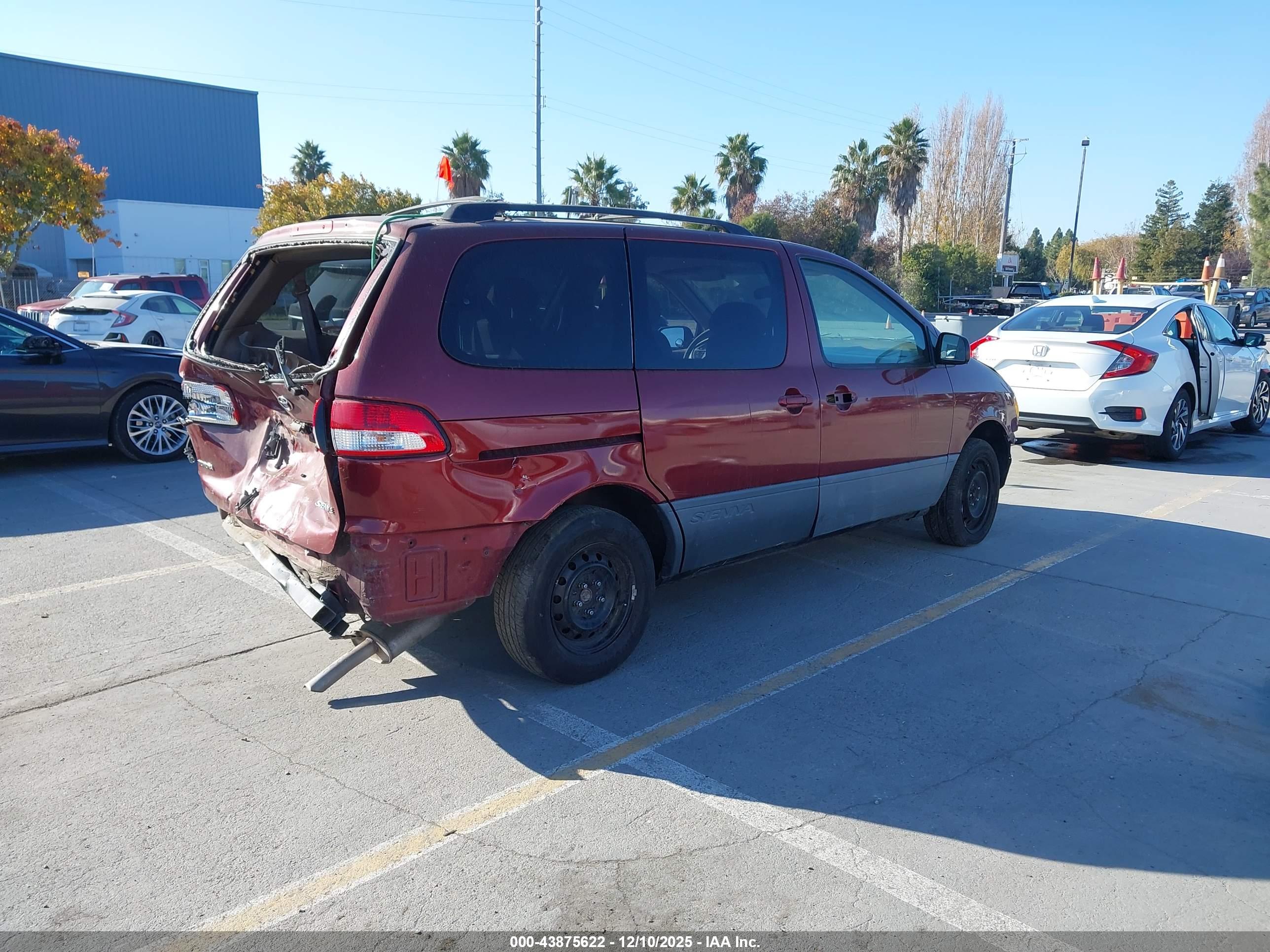 TOYOTA SIENNA image 4