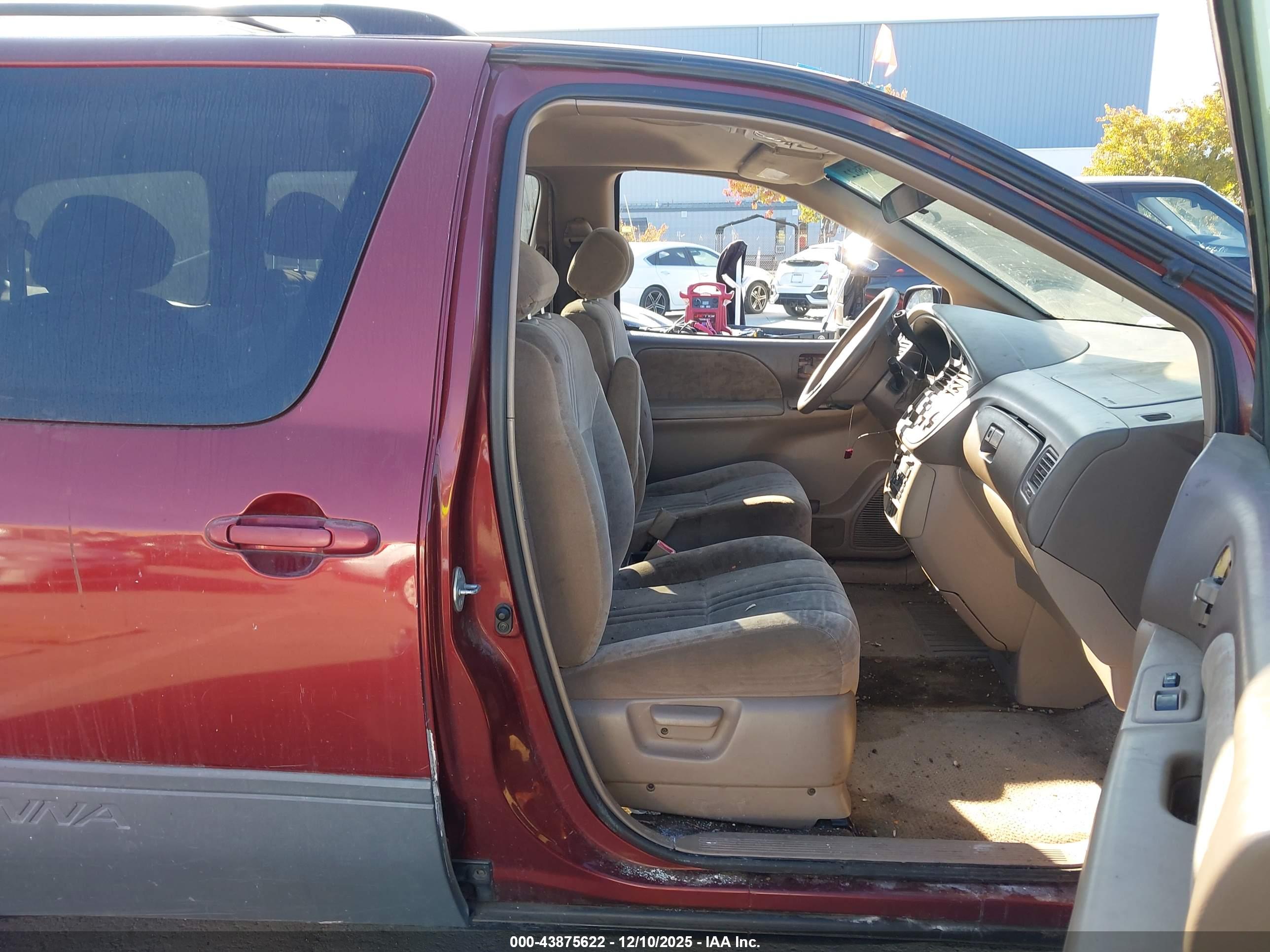 TOYOTA SIENNA image 5