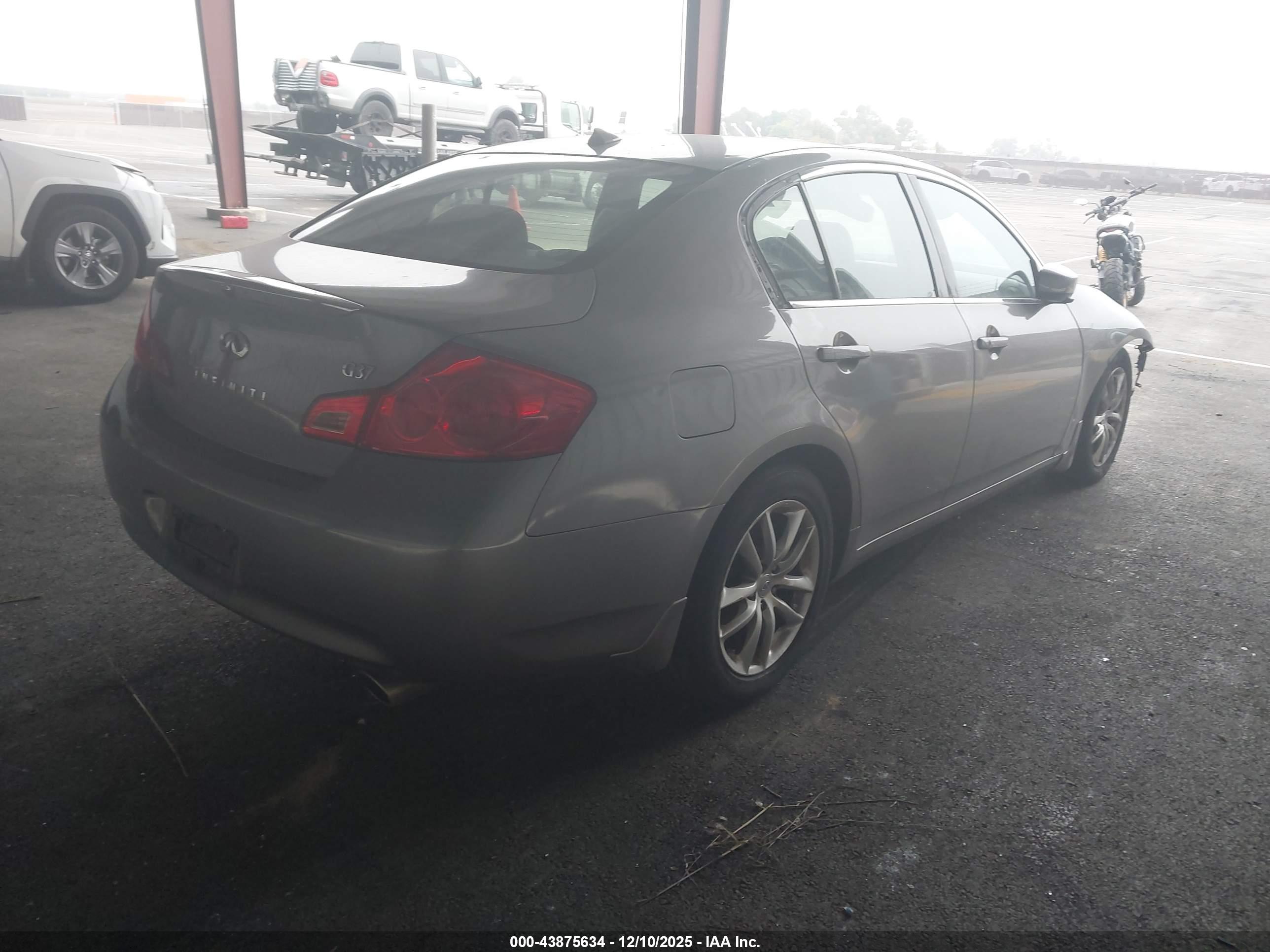 INFINITI G37 image 4