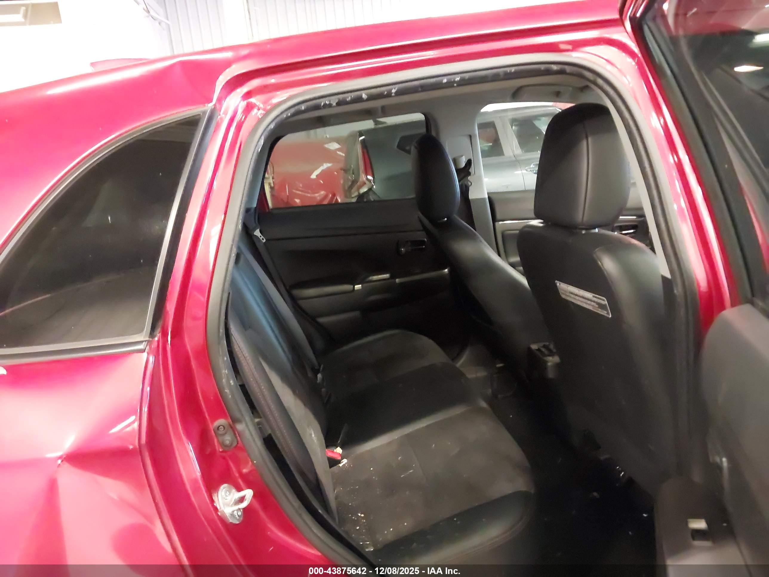 MITSUBISHI OUTLANDER image 8