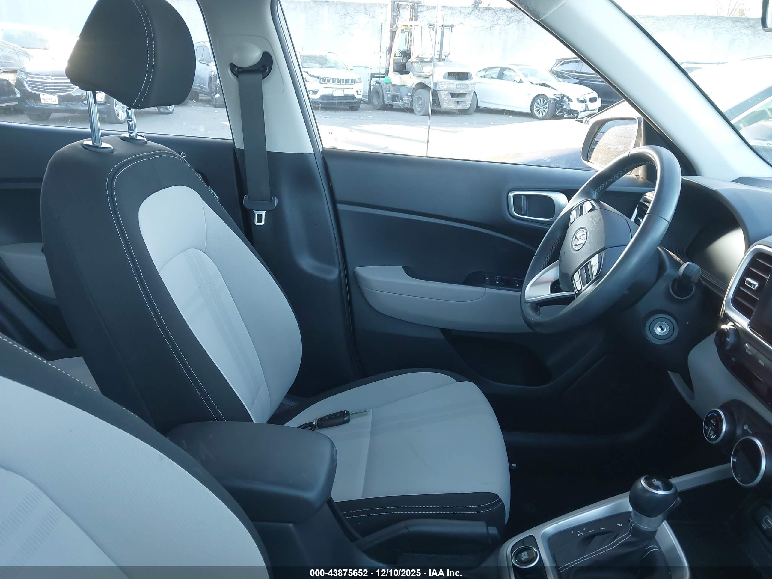 HYUNDAI VENUE image 5