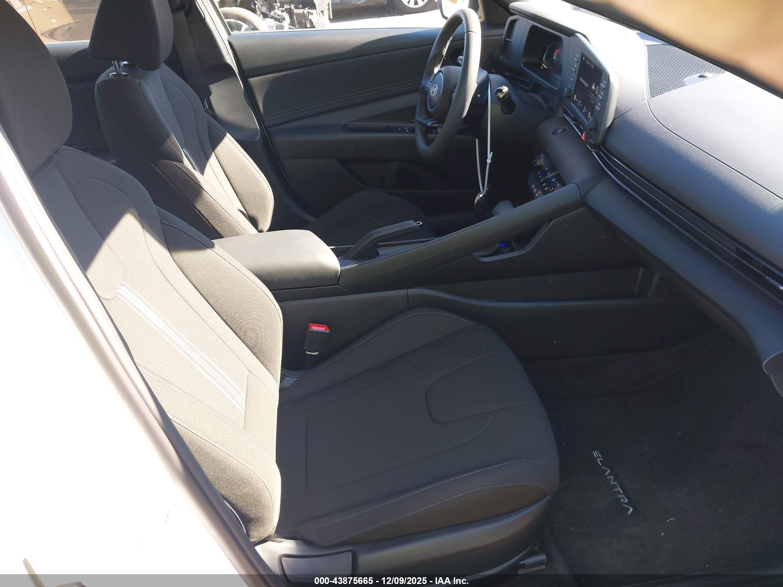 HYUNDAI ELANTRA image 5