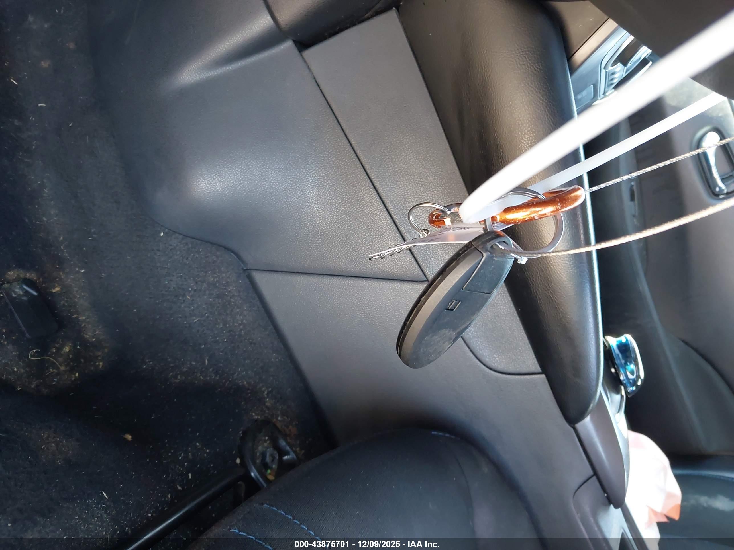NISSAN LEAF image 11
