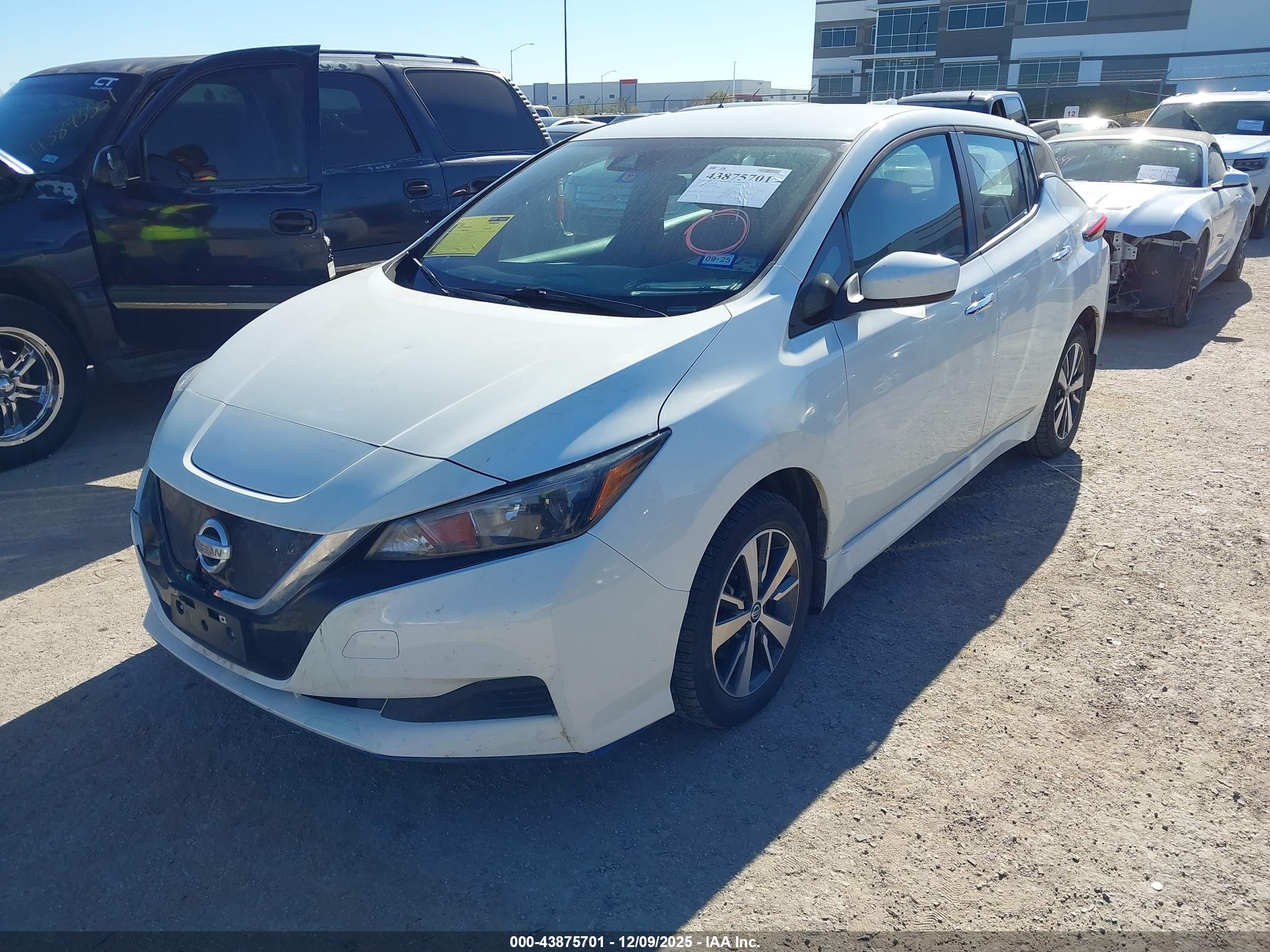 NISSAN LEAF image 2