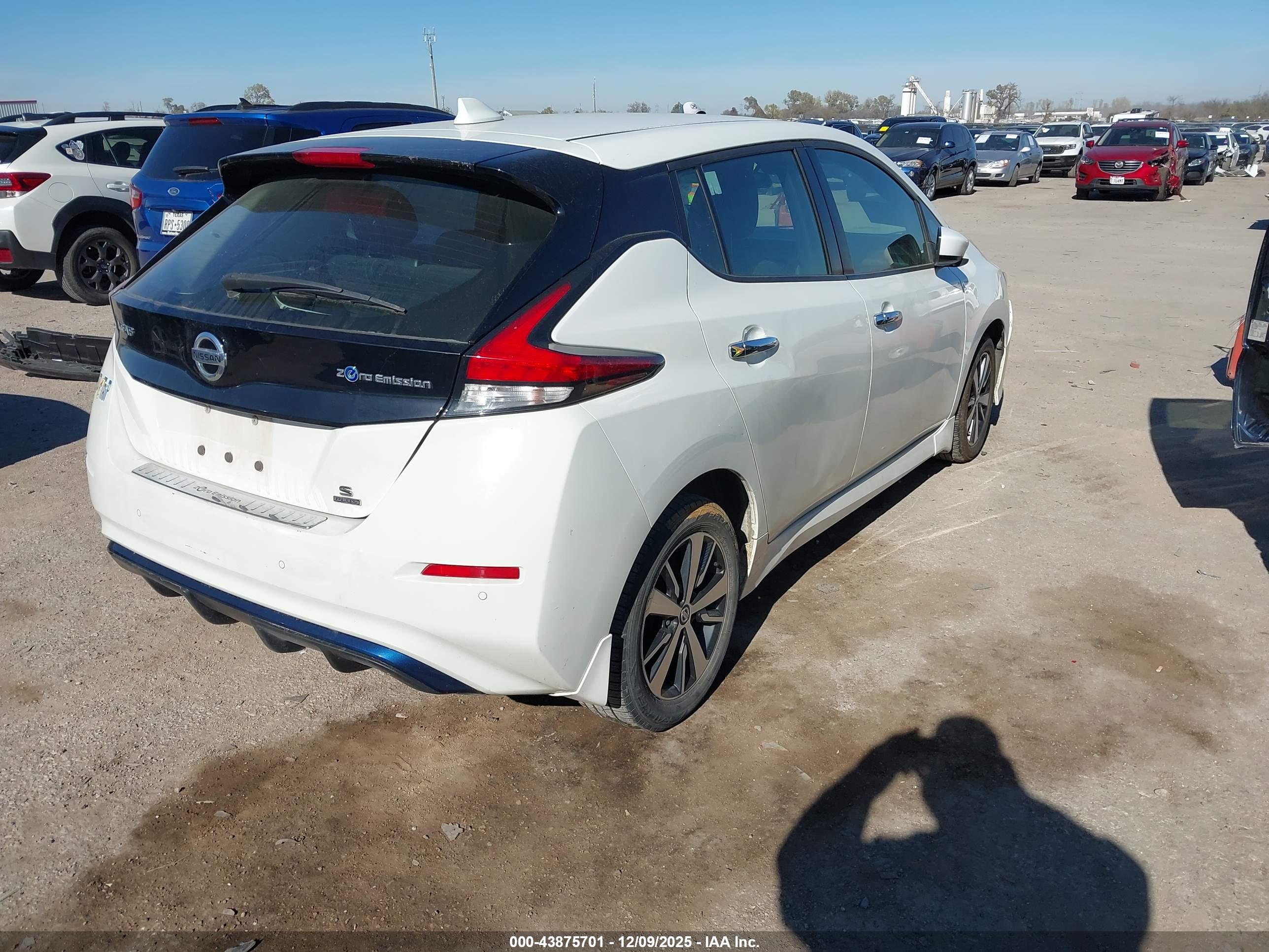 NISSAN LEAF image 4