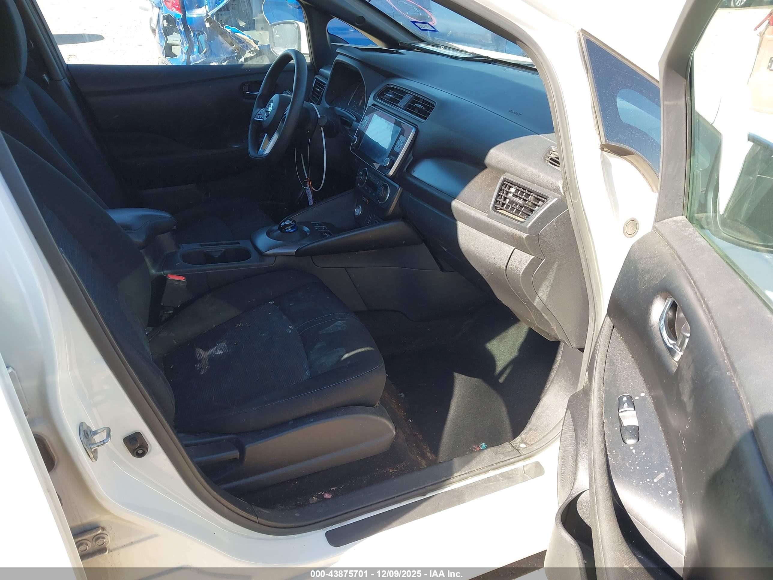 NISSAN LEAF image 5