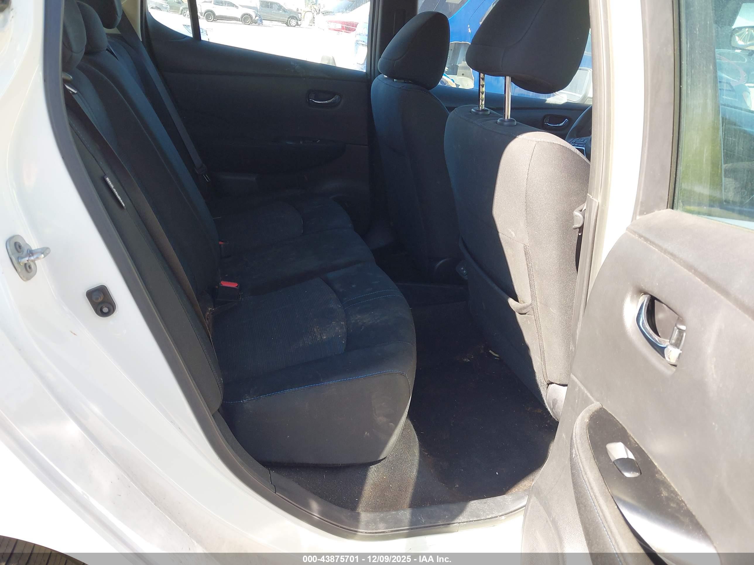 NISSAN LEAF image 8