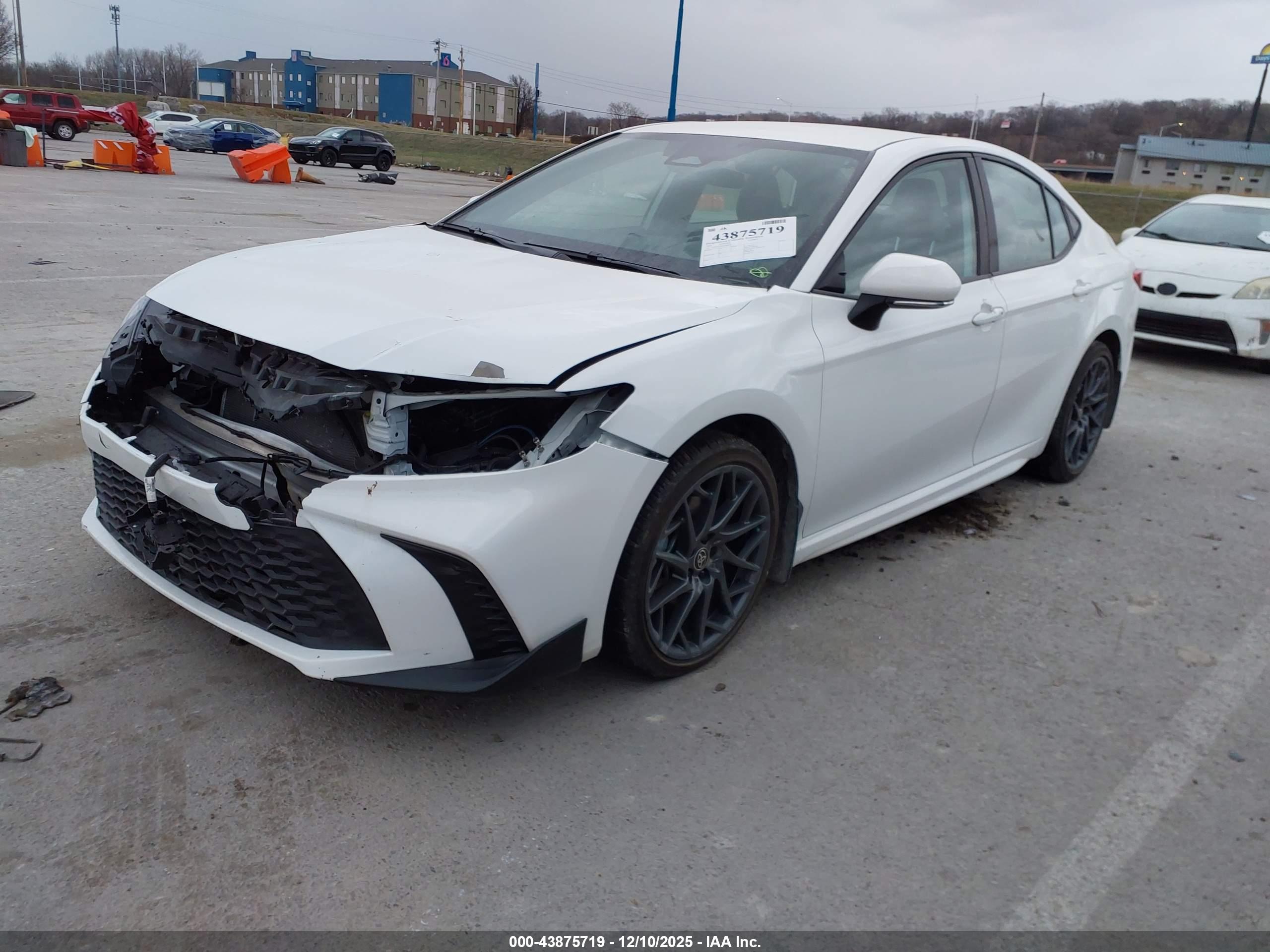 TOYOTA CAMRY image 2