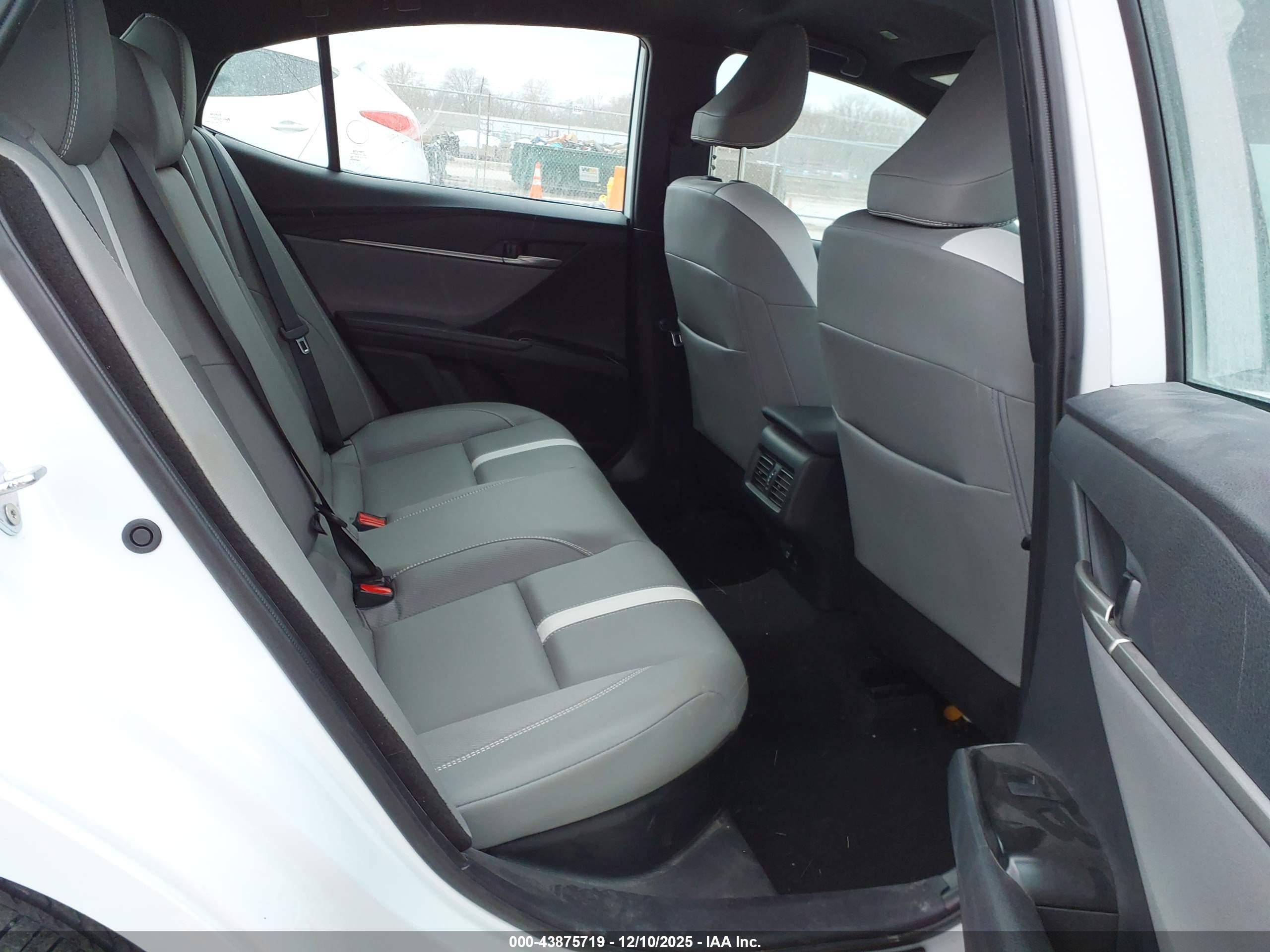 TOYOTA CAMRY image 8