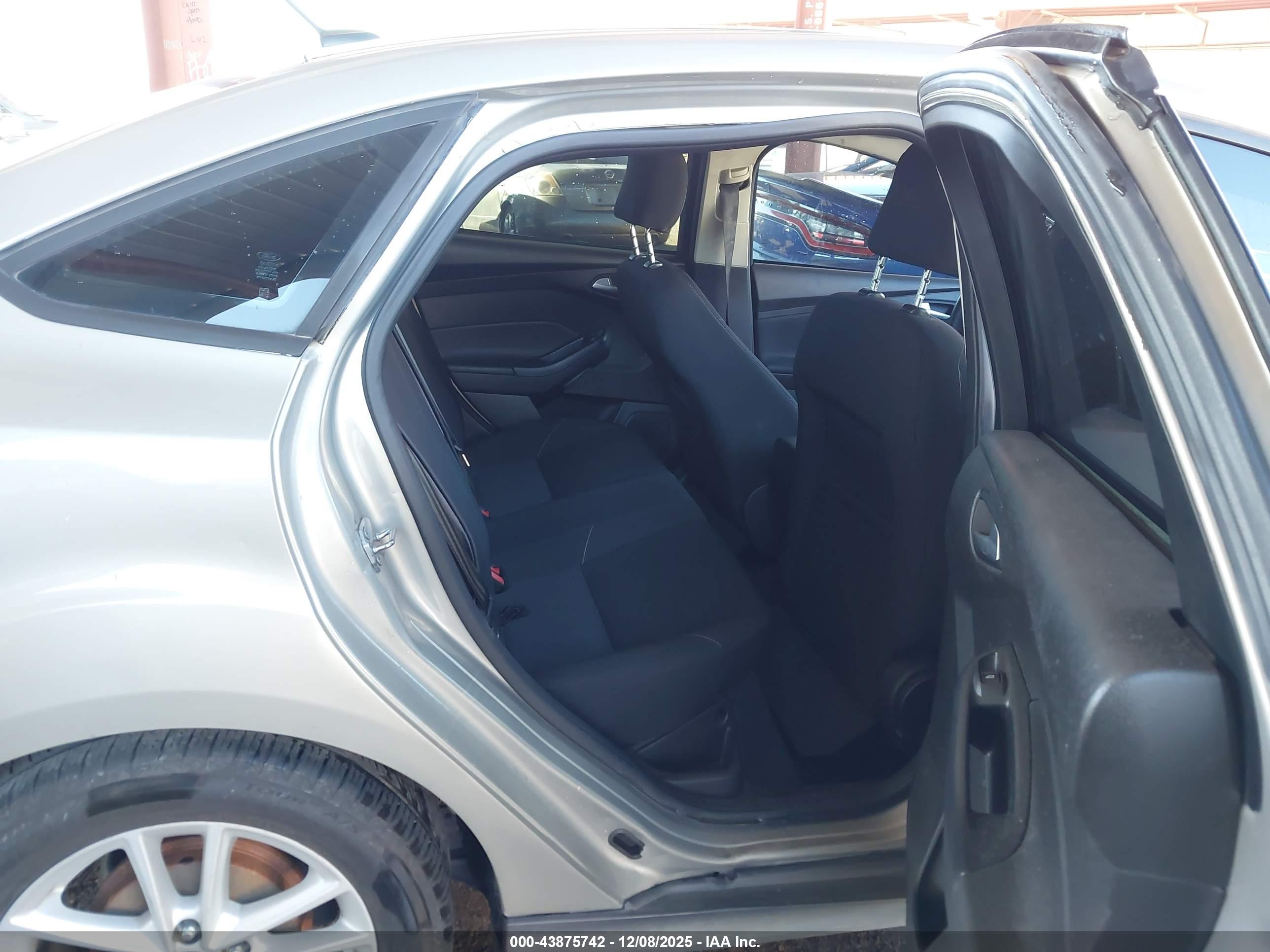 FORD FOCUS image 8