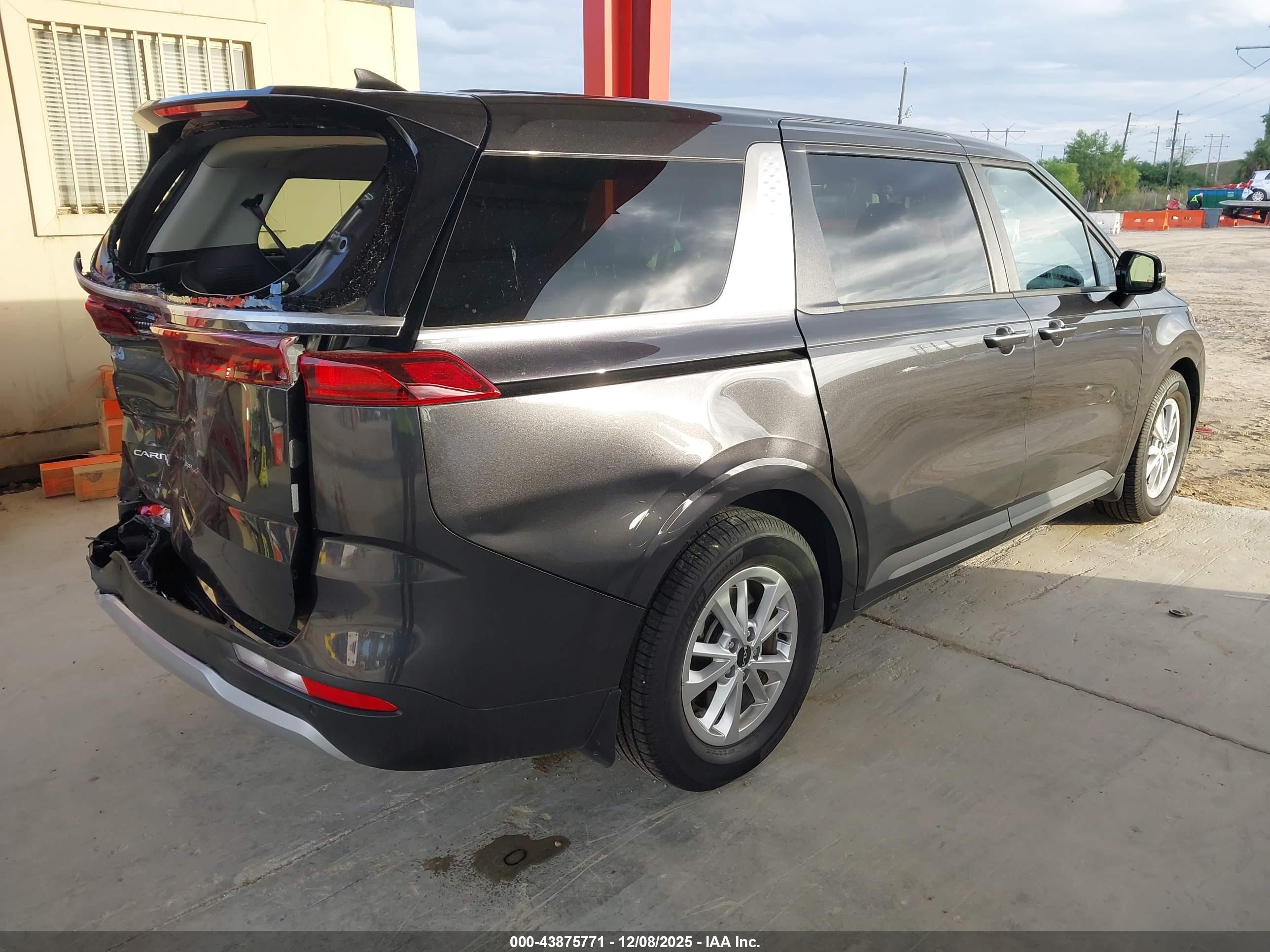 KIA CARNIVAL image 4