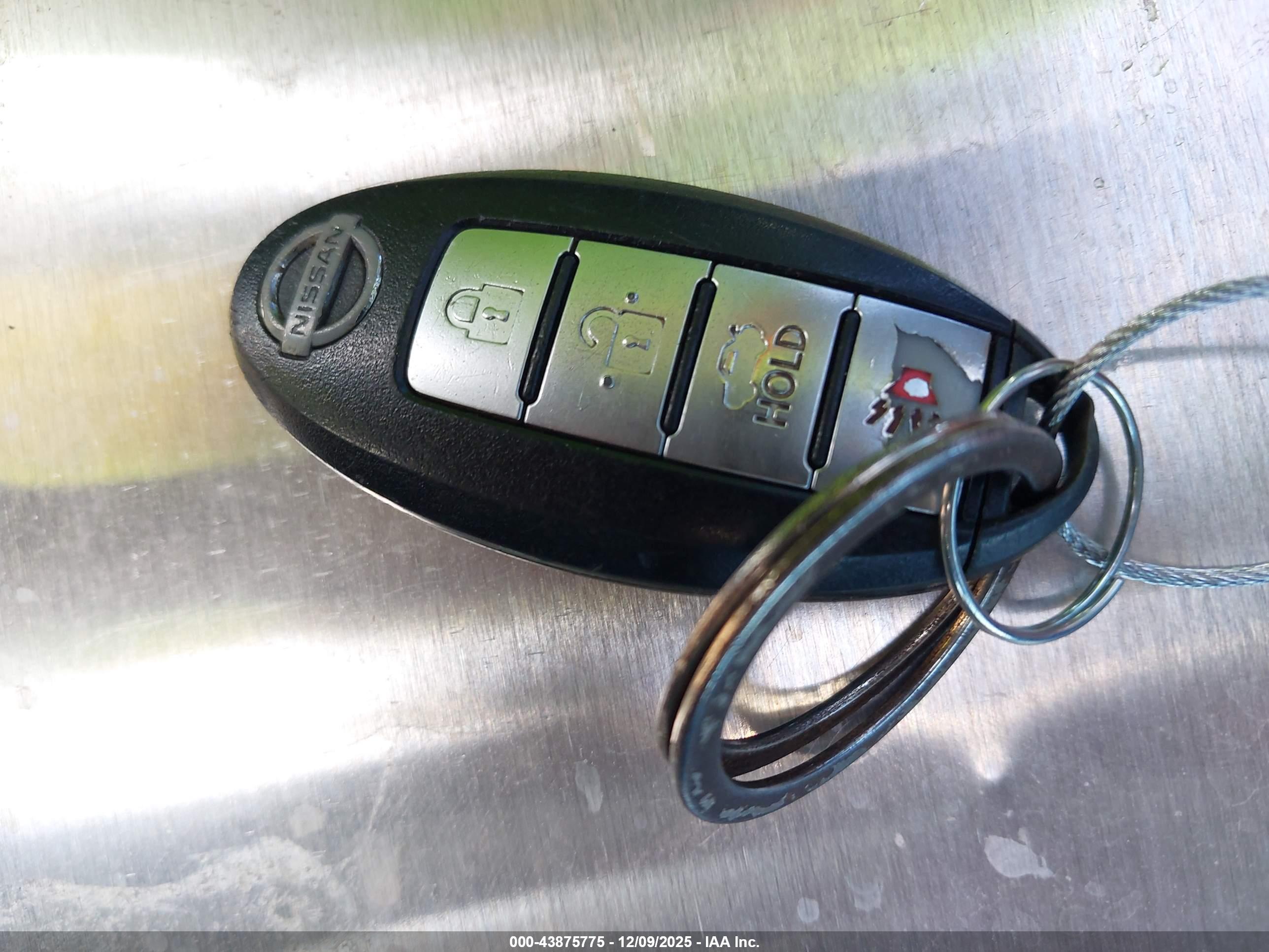 NISSAN VERSA image 11