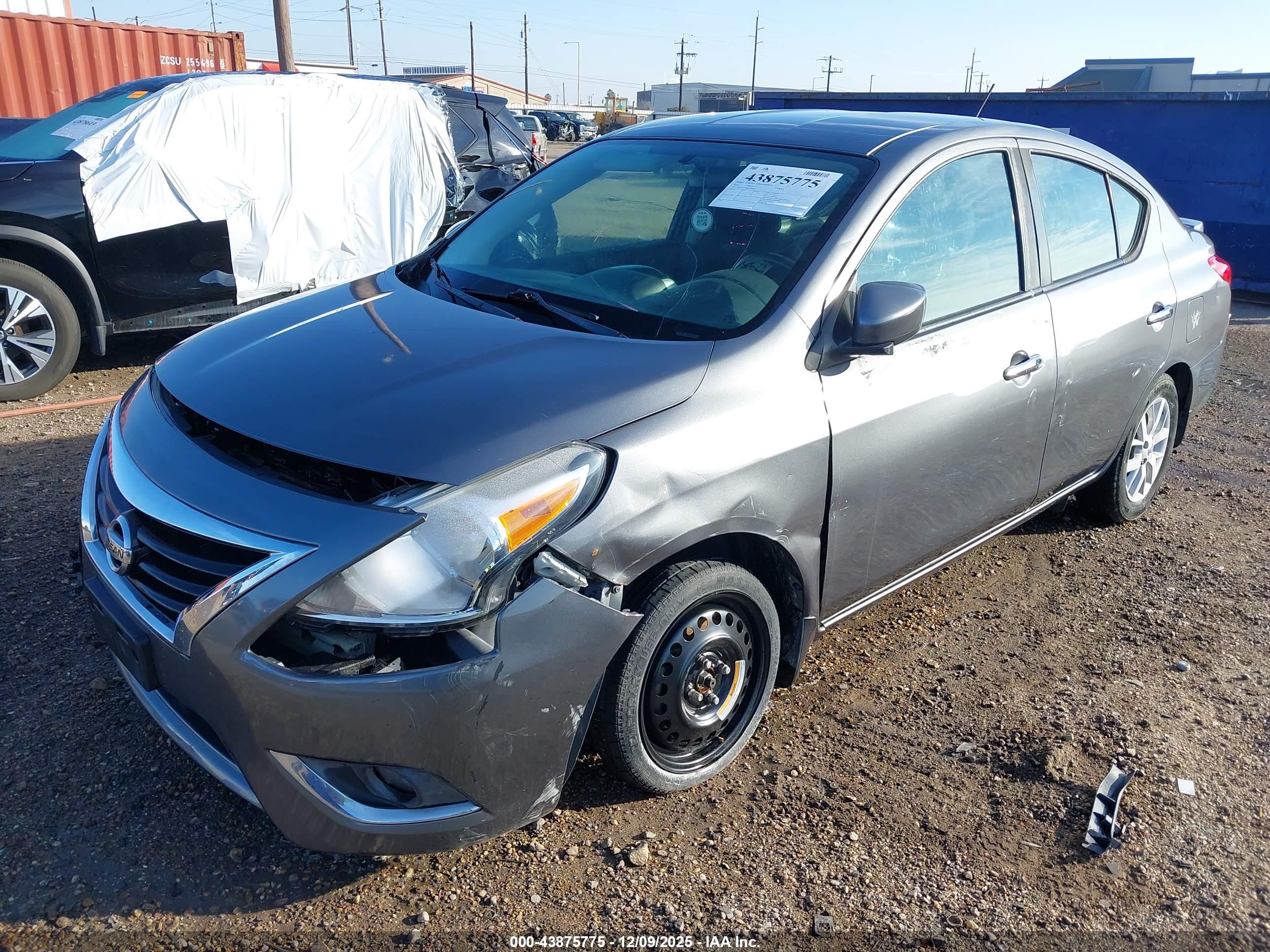 NISSAN VERSA image 2