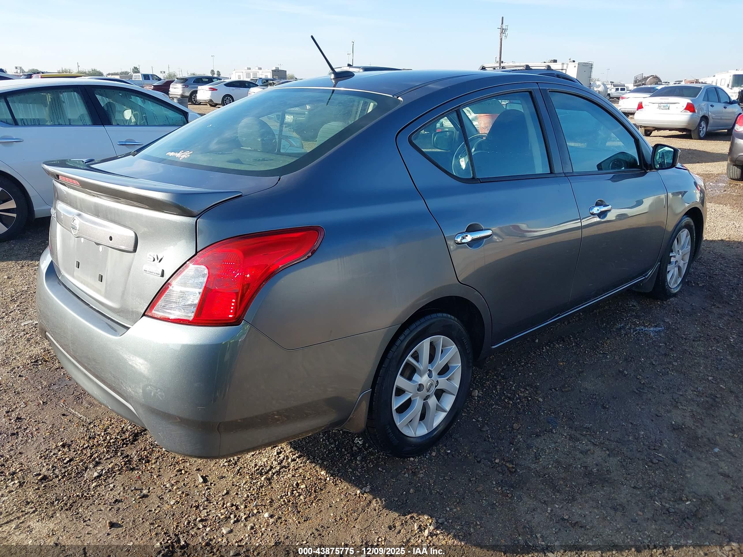 NISSAN VERSA image 4