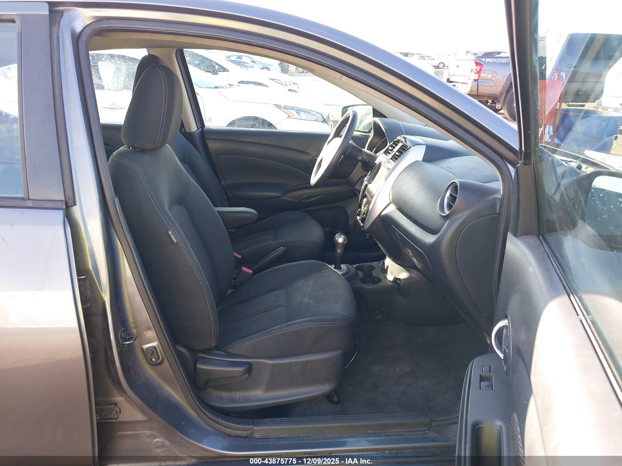 NISSAN VERSA image 5