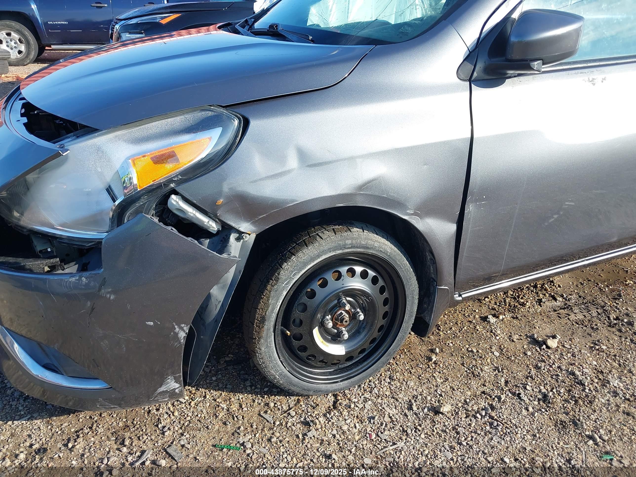 NISSAN VERSA image 6