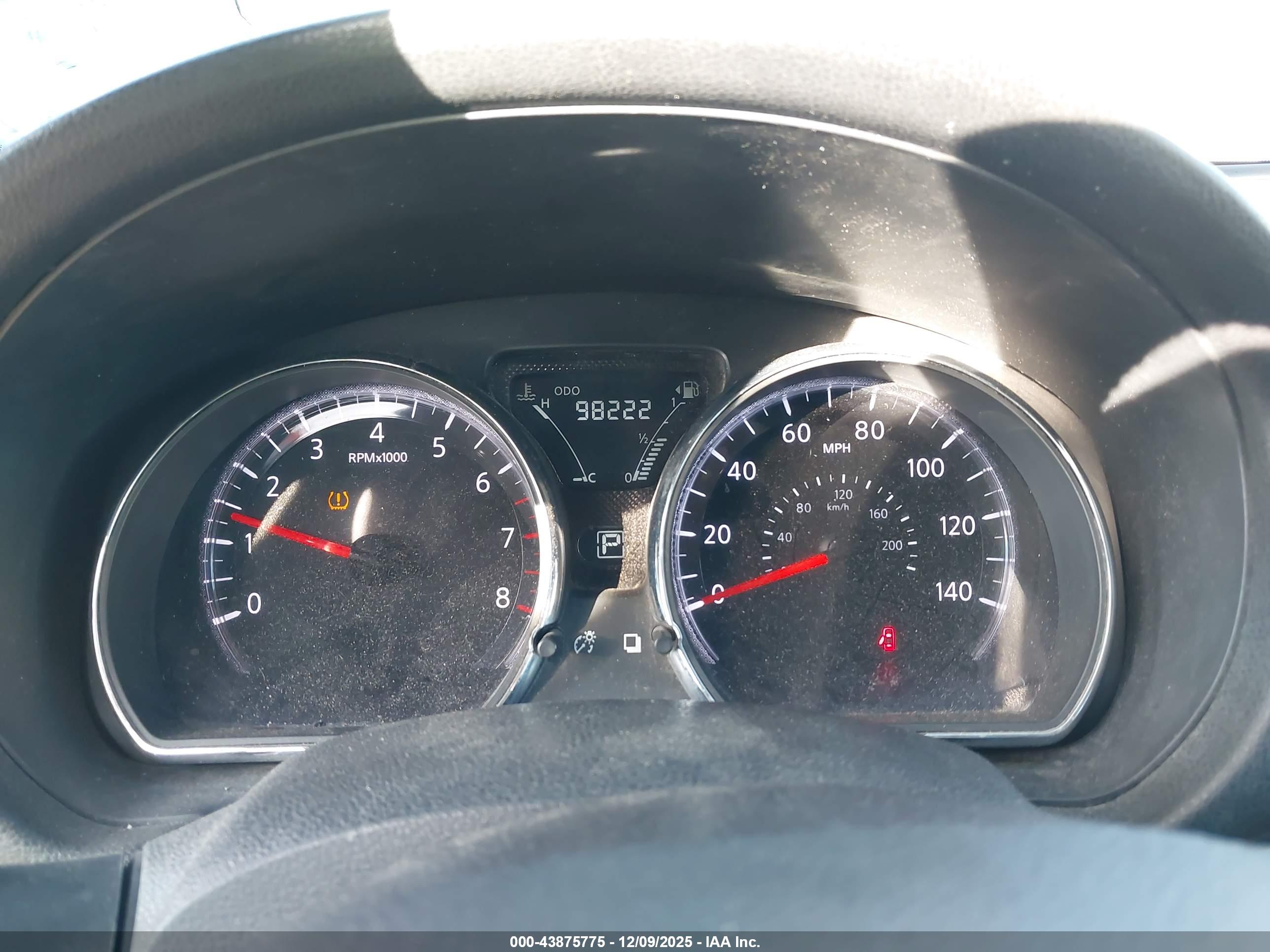 NISSAN VERSA image 7