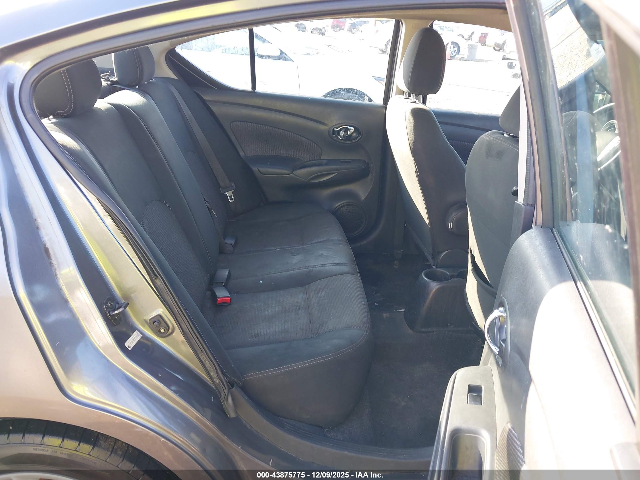 NISSAN VERSA image 8