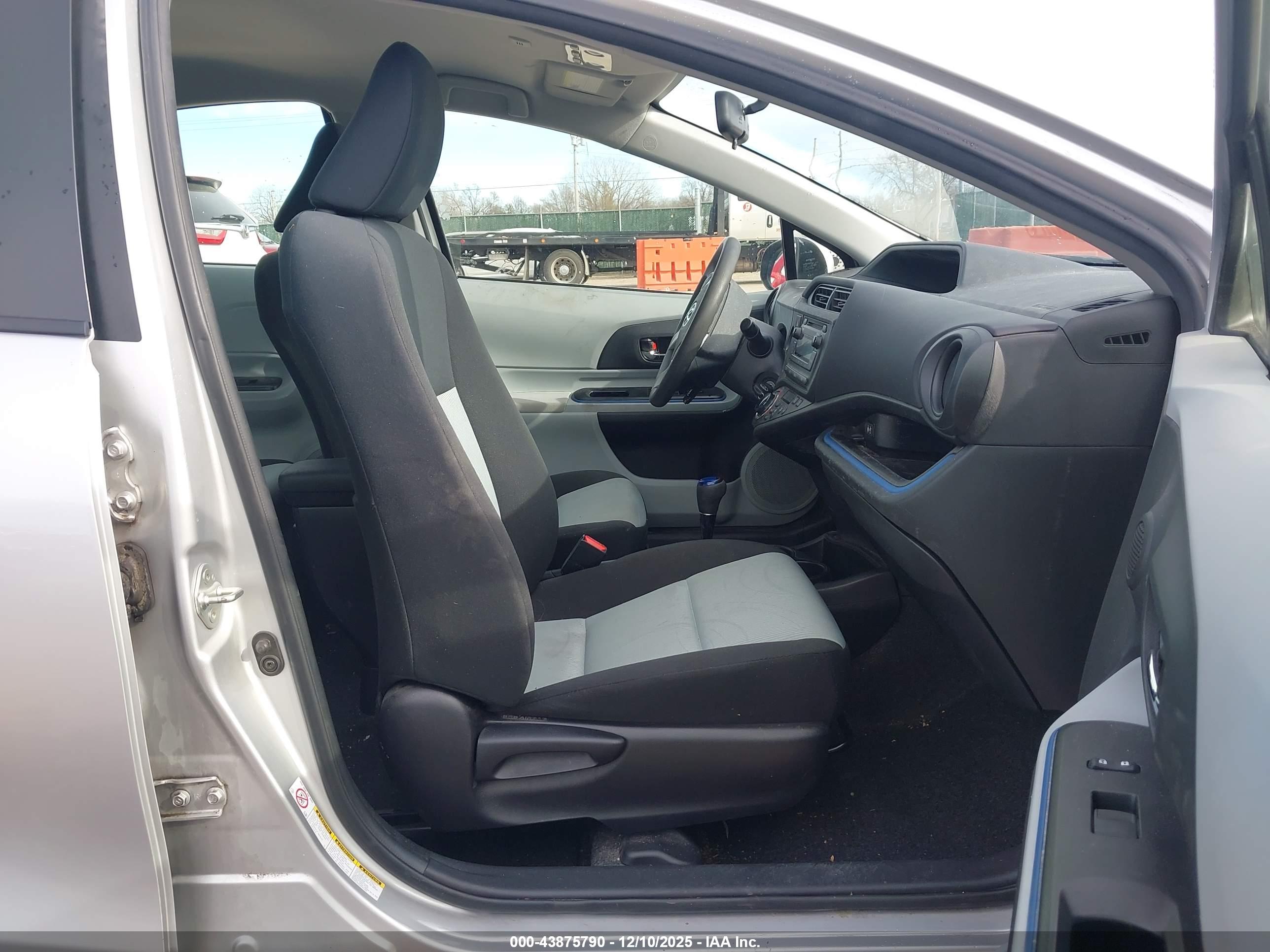 TOYOTA PRIUS image 5