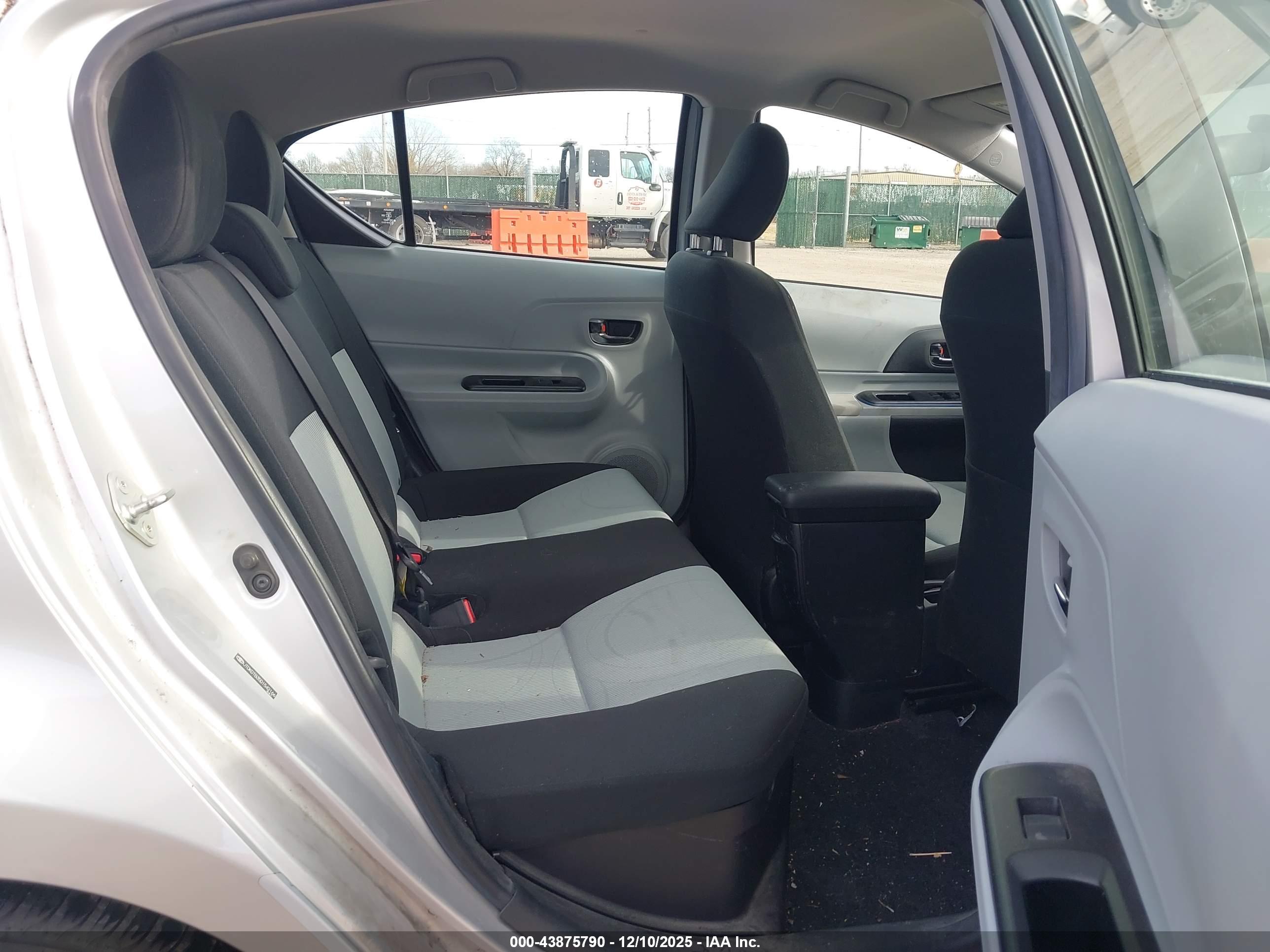 TOYOTA PRIUS image 8