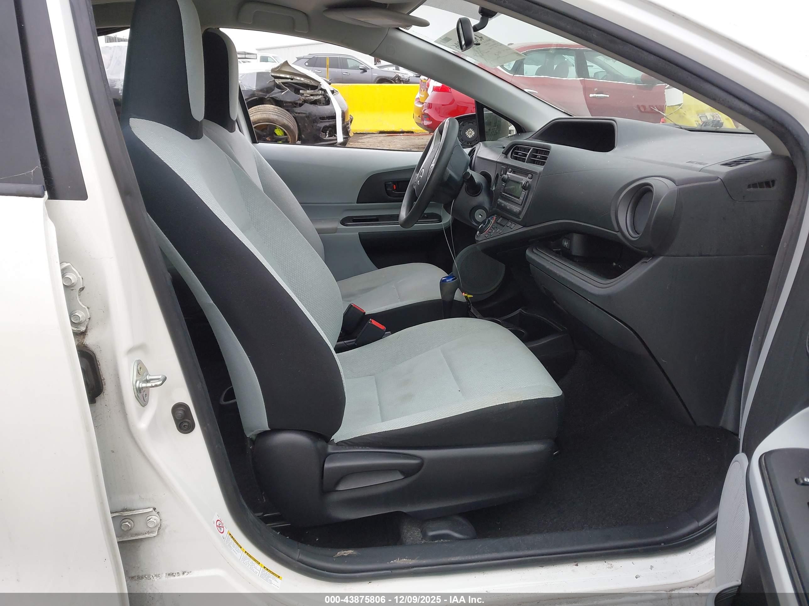 TOYOTA PRIUS image 5