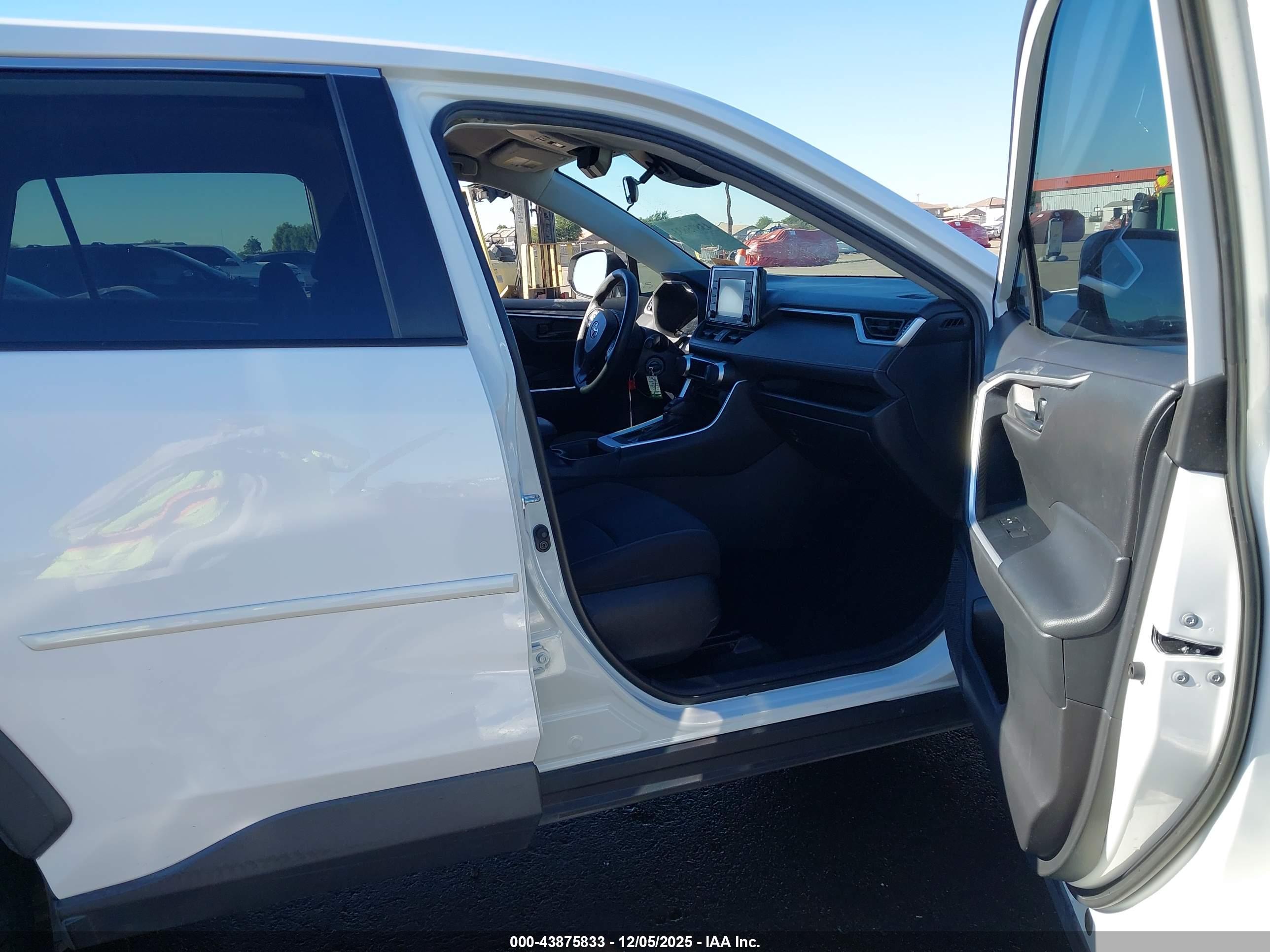 TOYOTA RAV4 image 5
