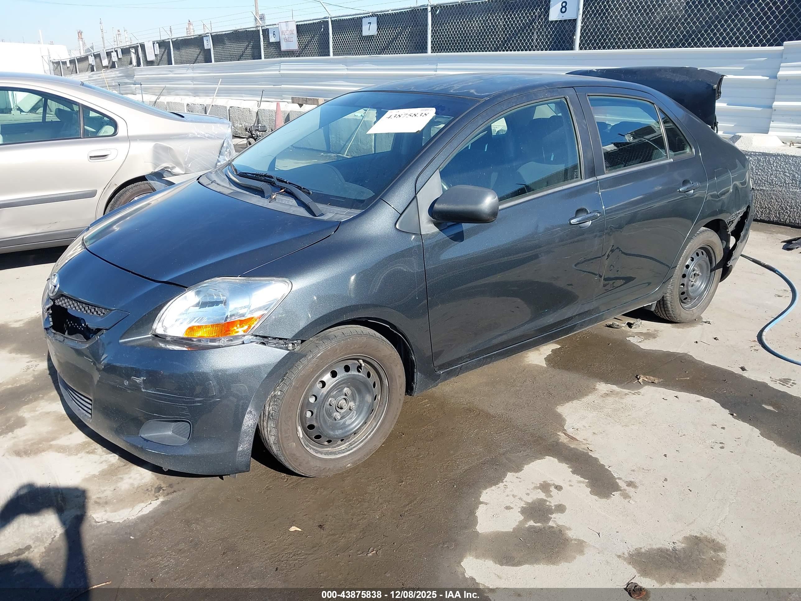 TOYOTA YARIS image 2